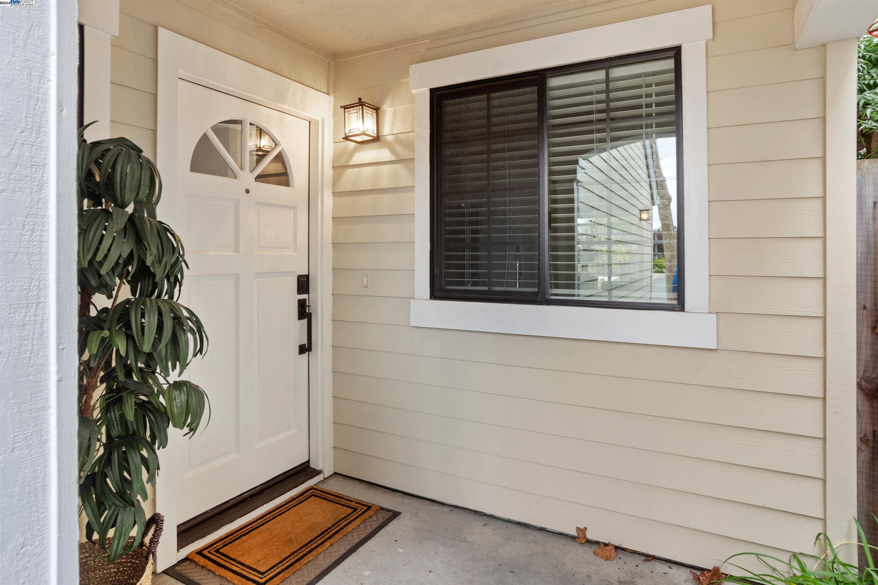 Detail Gallery Image 3 of 22 For 1027 Foster St, Alameda,  CA 94502 - 2 Beds | 2/1 Baths