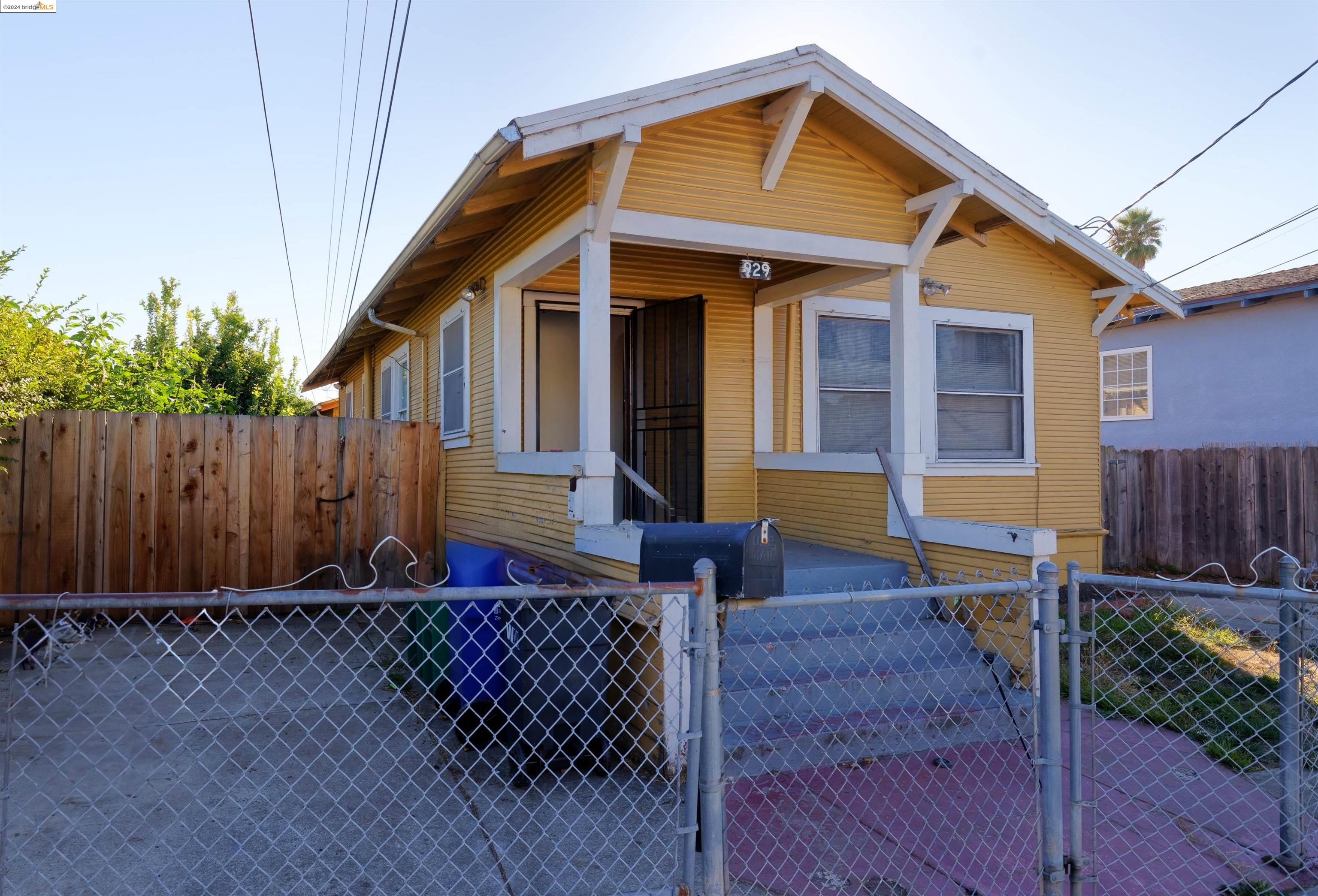 Detail Gallery Image 1 of 1 For 929 43rd St, Oakland,  CA 94608 - 3 Beds | 2 Baths