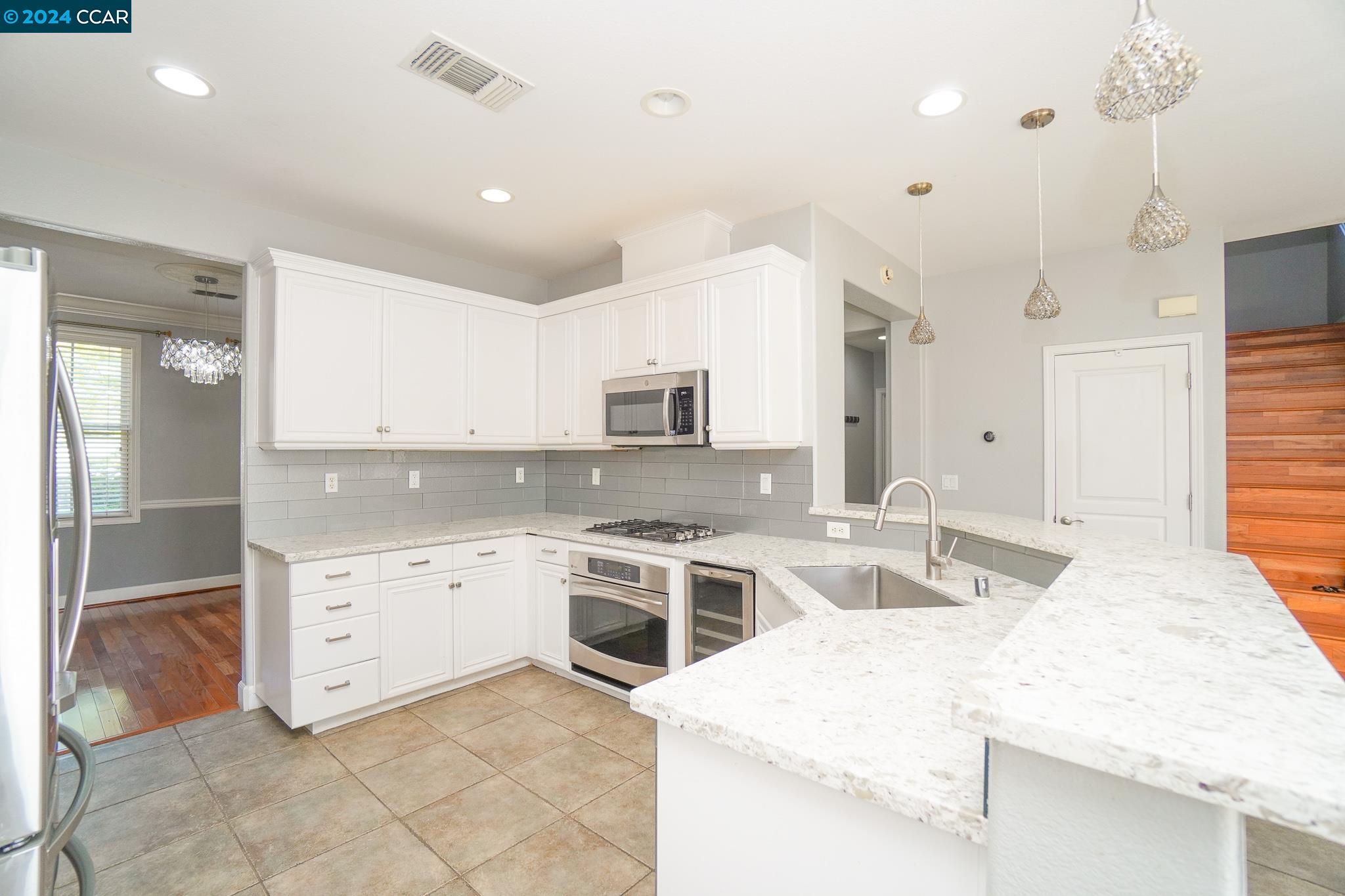 Detail Gallery Image 11 of 38 For 1021 Park St, Hercules,  CA 94547 - 4 Beds | 2/1 Baths