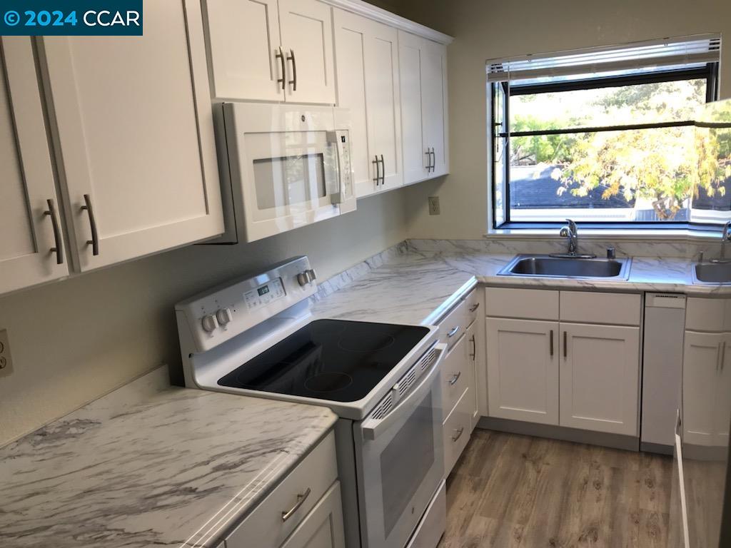 Detail Gallery Image 11 of 52 For 1300 Walden Road #214,  Walnut Creek,  CA 94597 - 2 Beds | 2/1 Baths