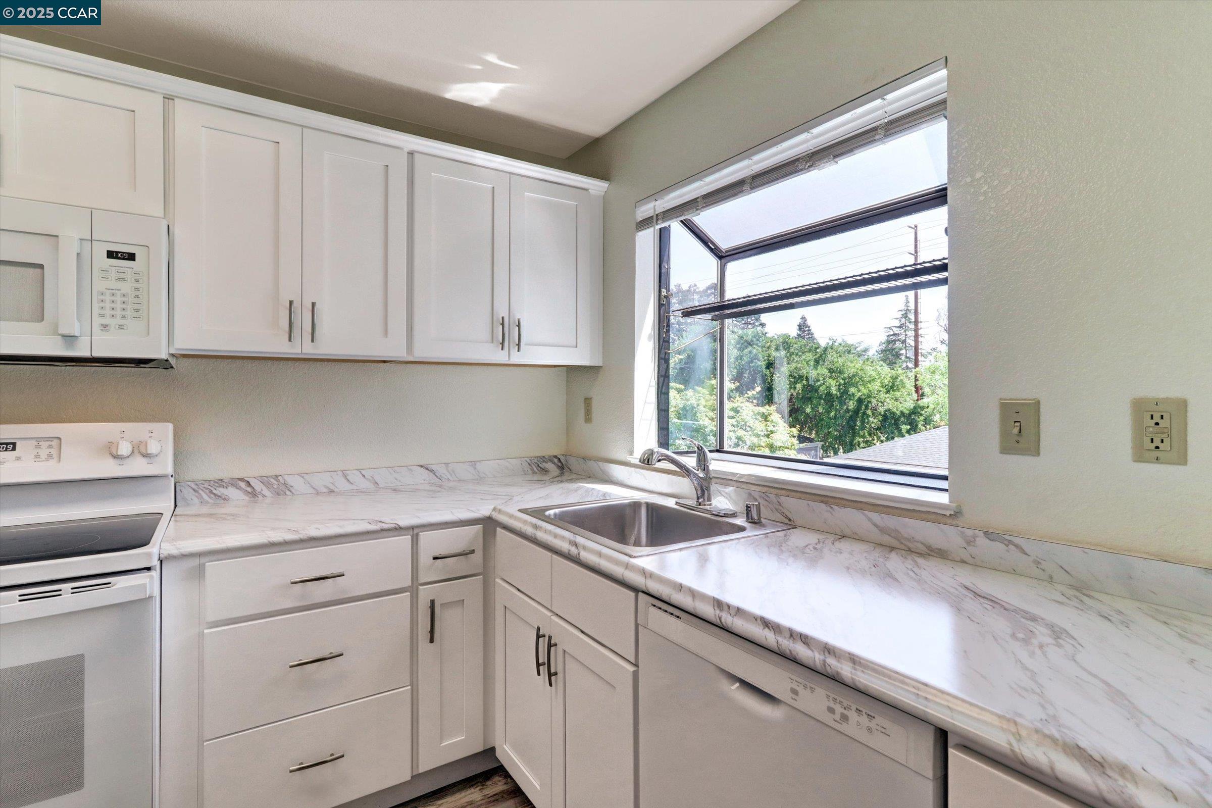 Detail Gallery Image 5 of 52 For 1300 Walden Road #214,  Walnut Creek,  CA 94597 - 2 Beds | 2/1 Baths
