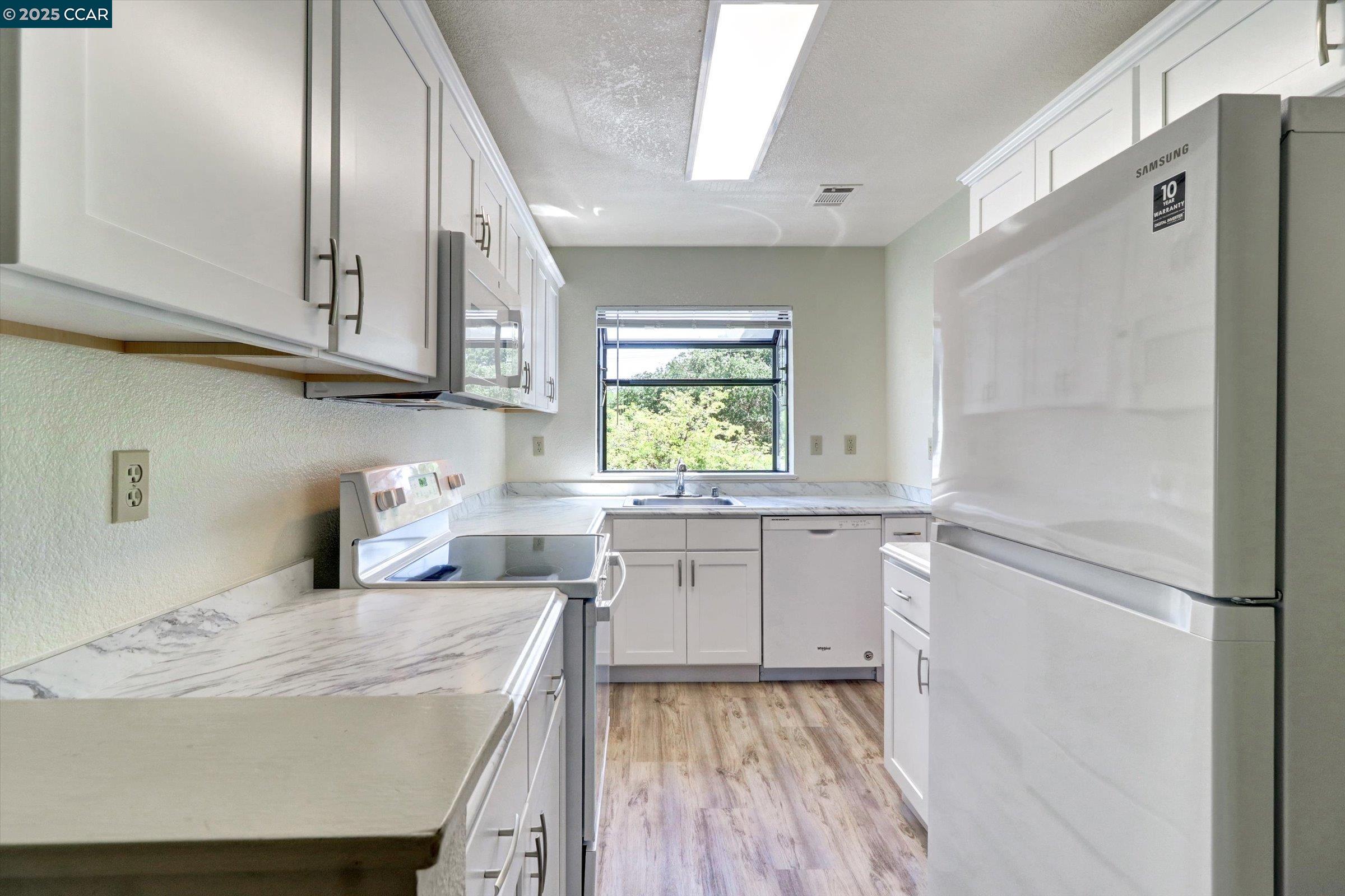 Detail Gallery Image 7 of 52 For 1300 Walden Road #214,  Walnut Creek,  CA 94597 - 2 Beds | 2/1 Baths