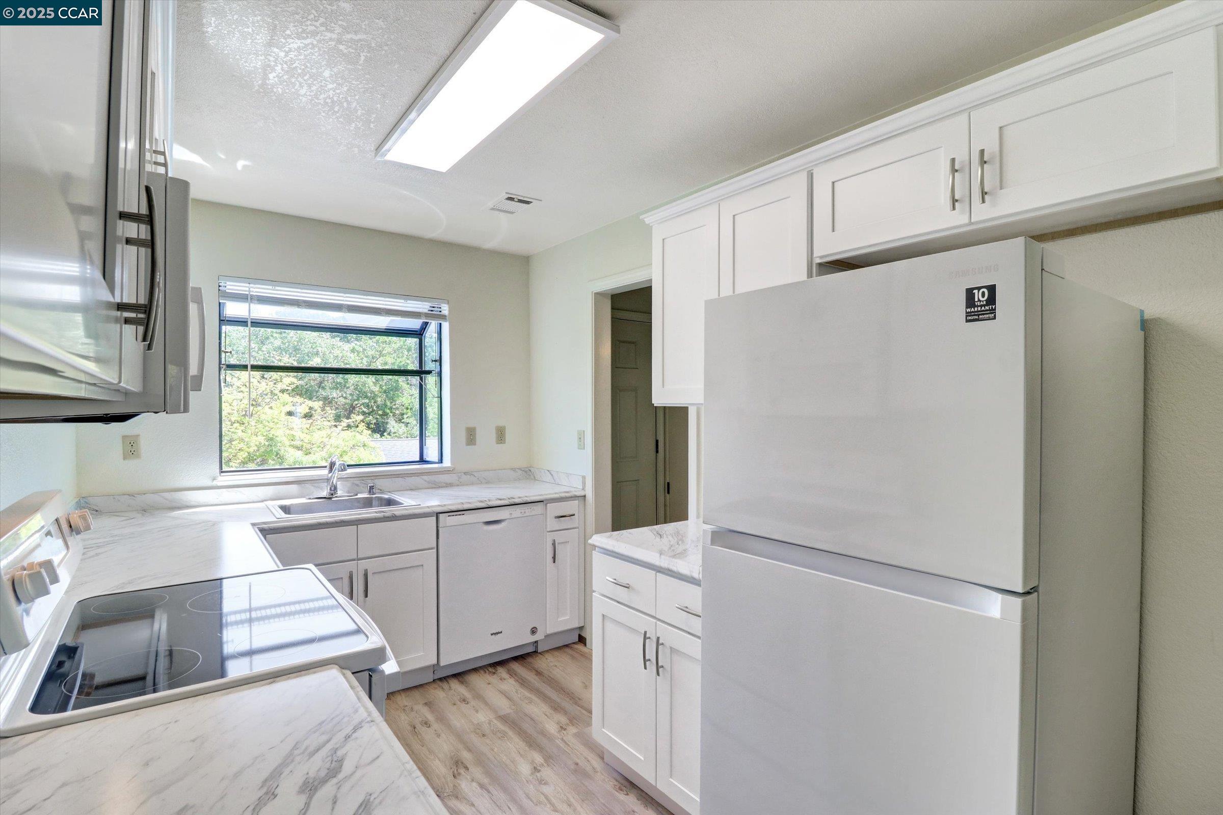 Detail Gallery Image 8 of 52 For 1300 Walden Road #214,  Walnut Creek,  CA 94597 - 2 Beds | 2/1 Baths