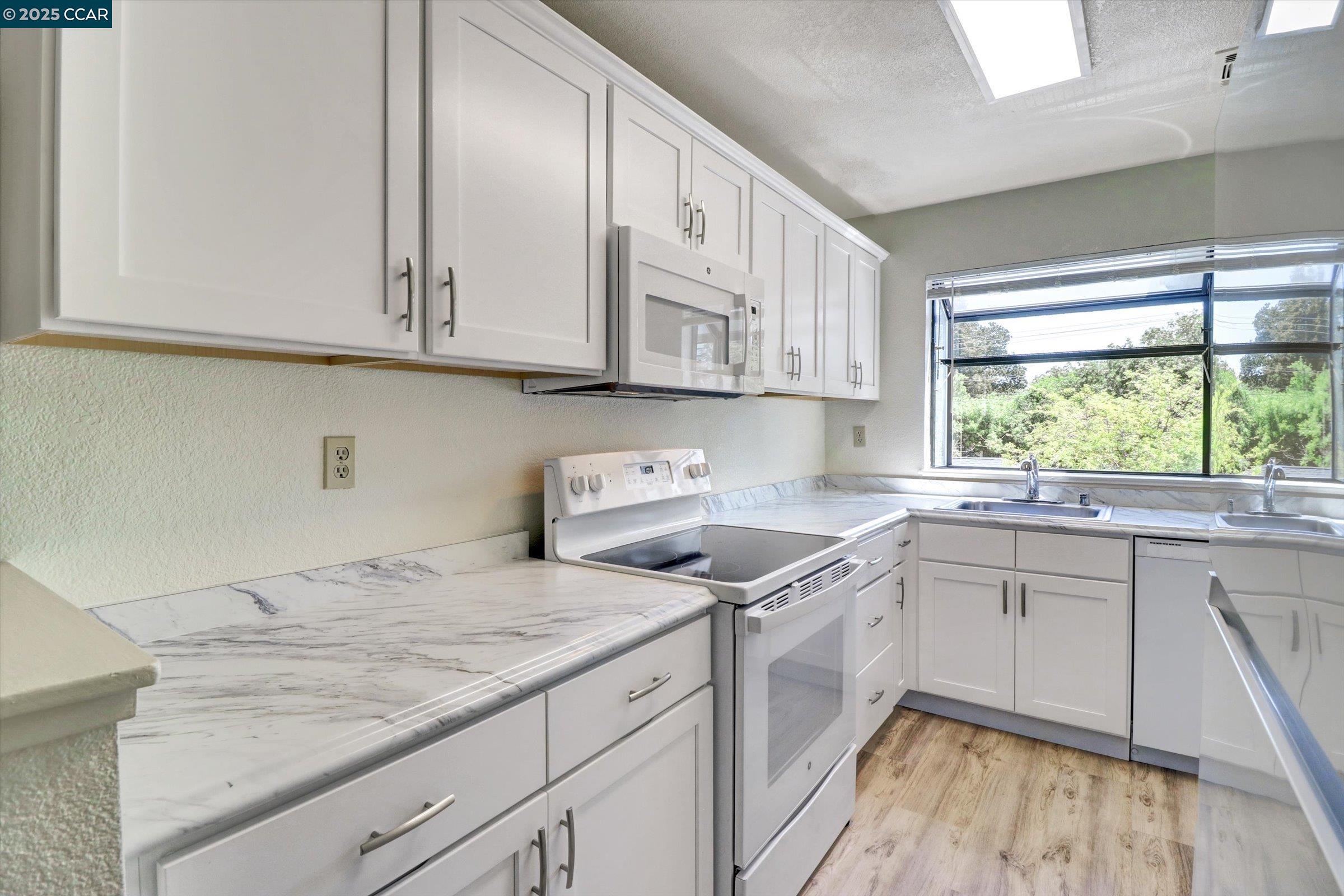 Detail Gallery Image 9 of 52 For 1300 Walden Road #214,  Walnut Creek,  CA 94597 - 2 Beds | 2/1 Baths