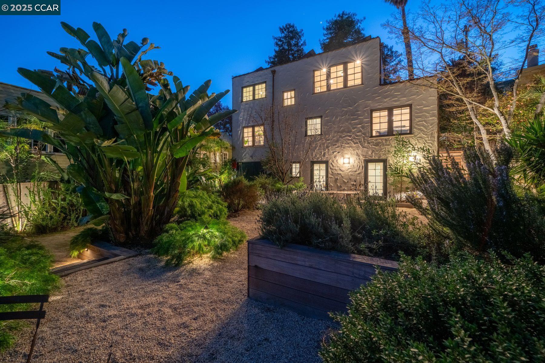 Detail Gallery Image 1 of 1 For 1034 Winsor Ave, Oakland,  CA 94610 - 4 Beds | 3 Baths