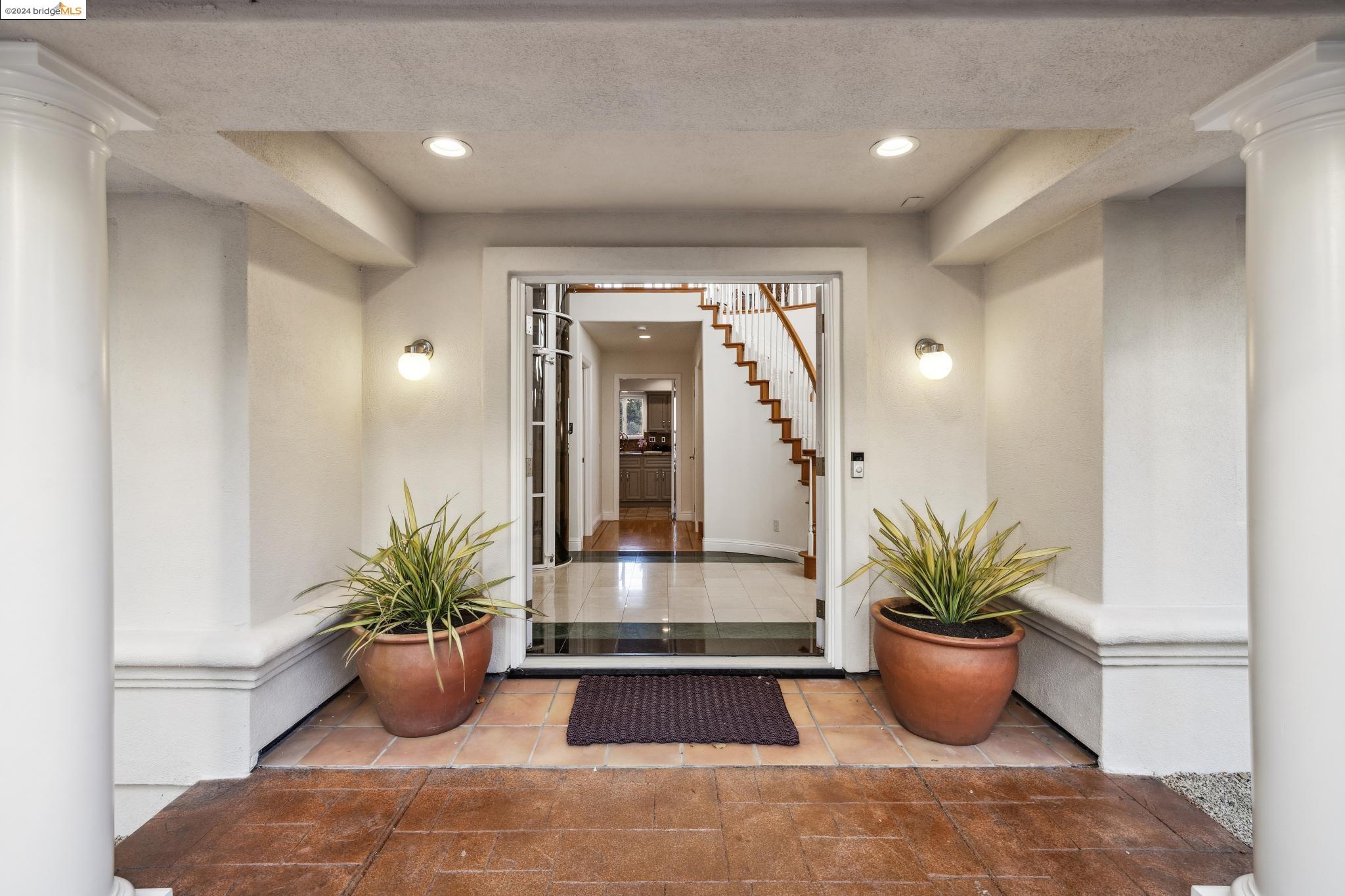 Detail Gallery Image 4 of 59 For 1531 Regency Ct, El Cerrito,  CA 94530 - 5 Beds | 2/1 Baths