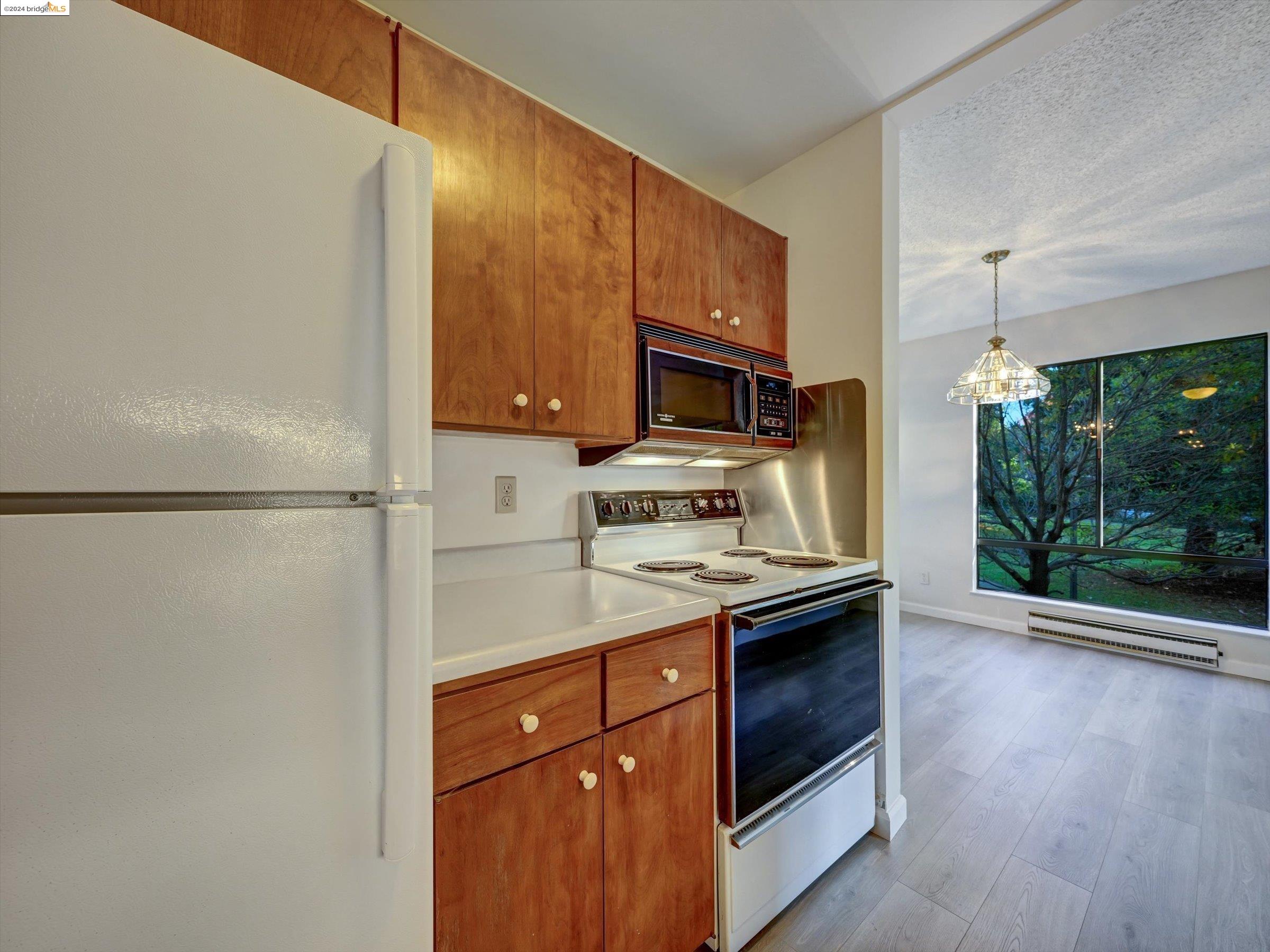 Detail Gallery Image 13 of 48 For 6 Commodore Dr #C243,  Emeryville,  CA 94608 - 2 Beds | 2 Baths