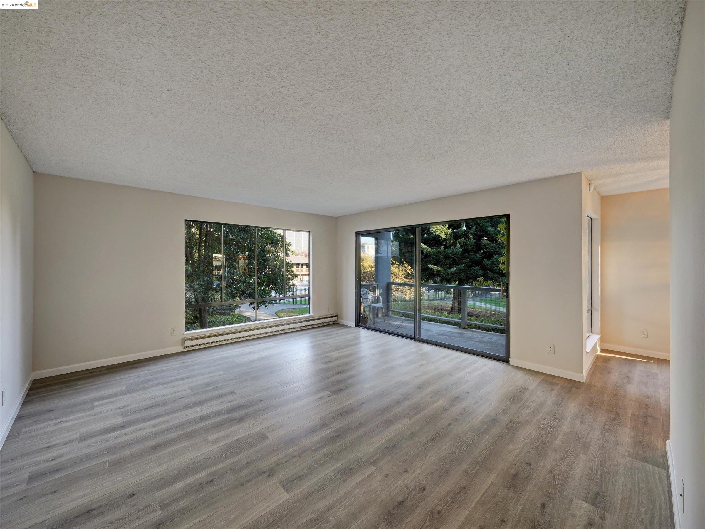 Detail Gallery Image 4 of 44 For 6 Commodore Dr #C243,  Emeryville,  CA 94608 - 2 Beds | 2 Baths