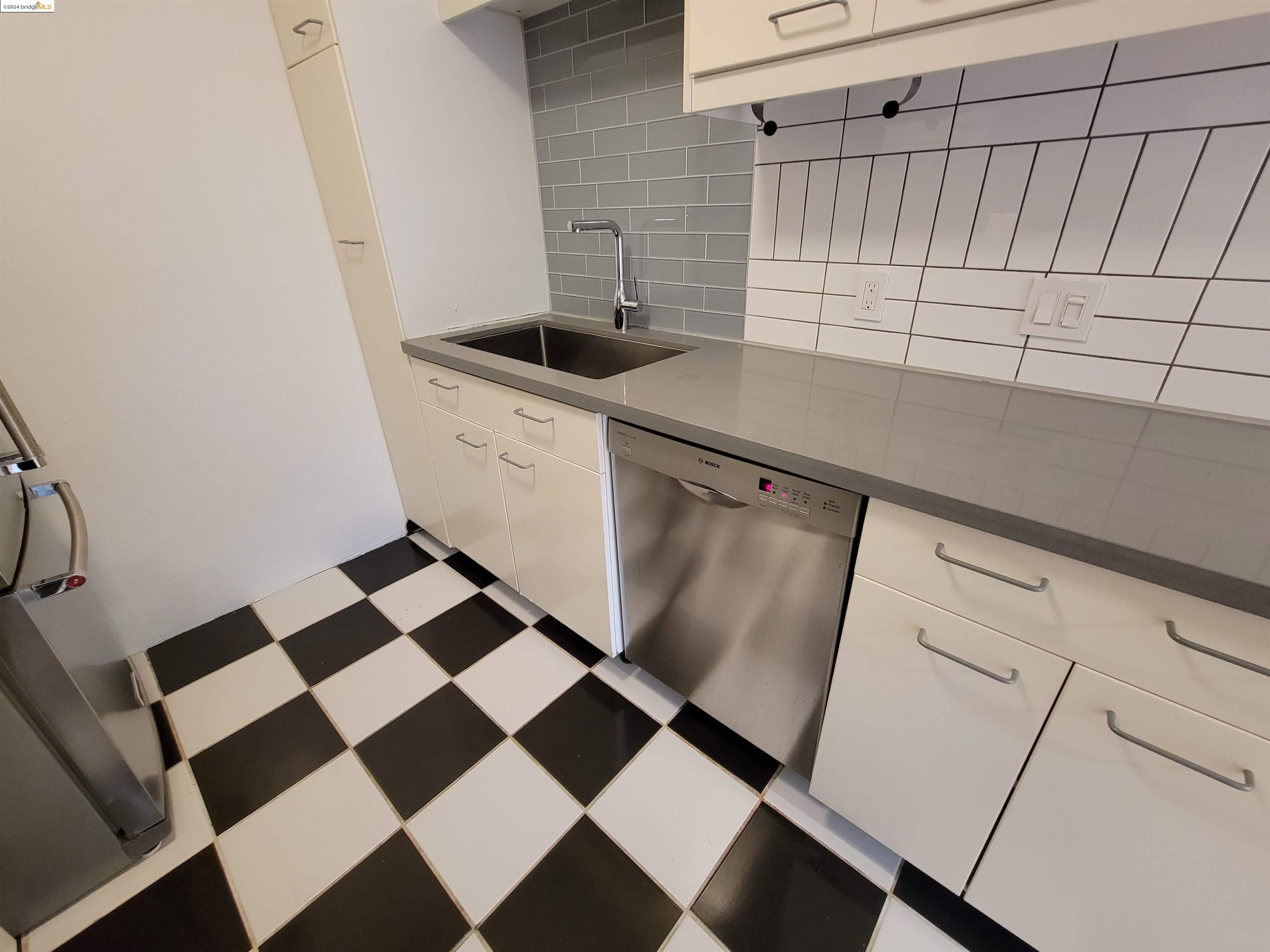 Detail Gallery Image 8 of 19 For 3751 Harrison St #105,  Oakland,  CA 94611 - 2 Beds | 1 Baths