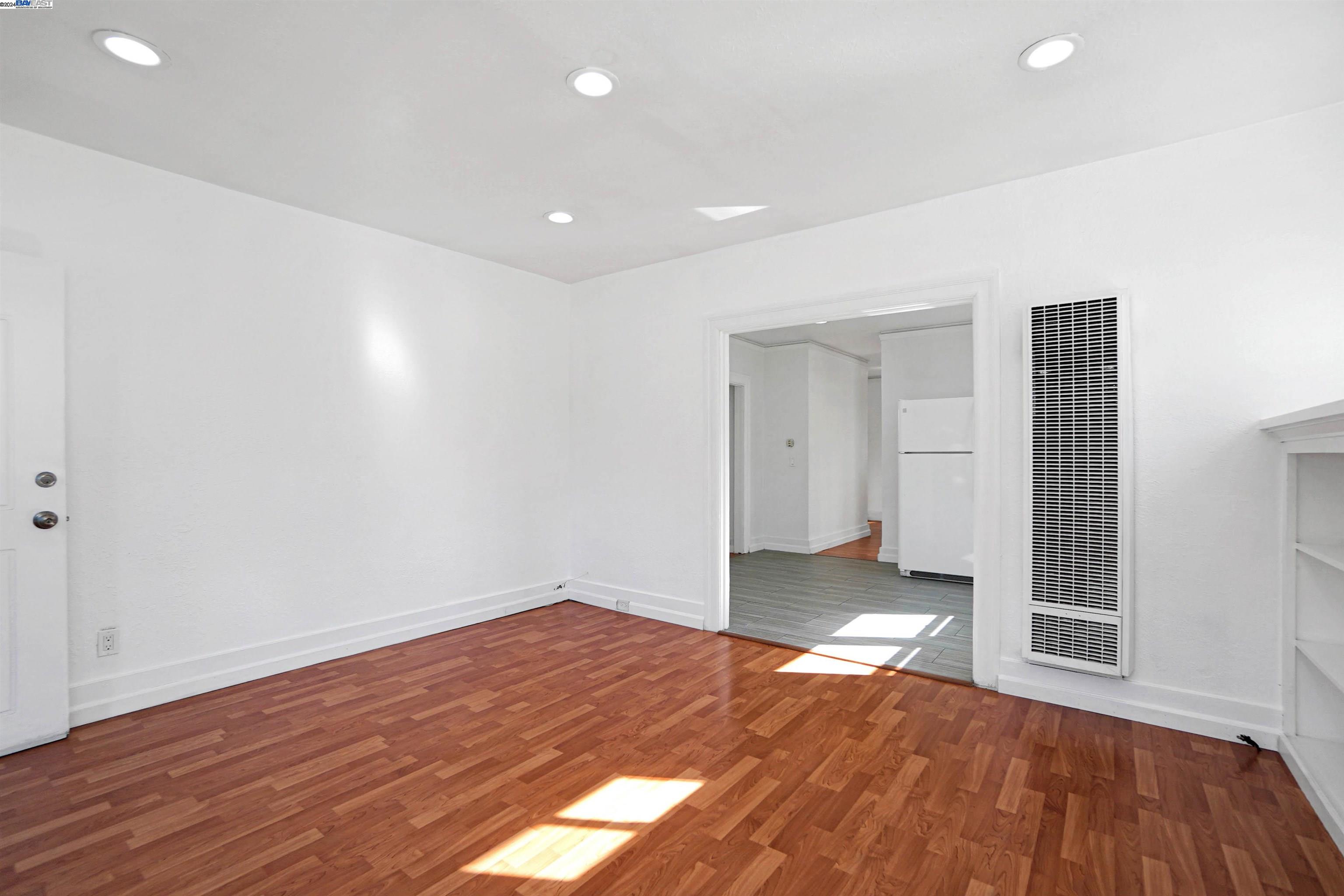 2006 14Th Ave, Oakland, California 94606, 3 Bedrooms Bedrooms, 5 Rooms Rooms,2 BathroomsBathrooms,Residential,For Sale,2006 14Th Ave,41078929