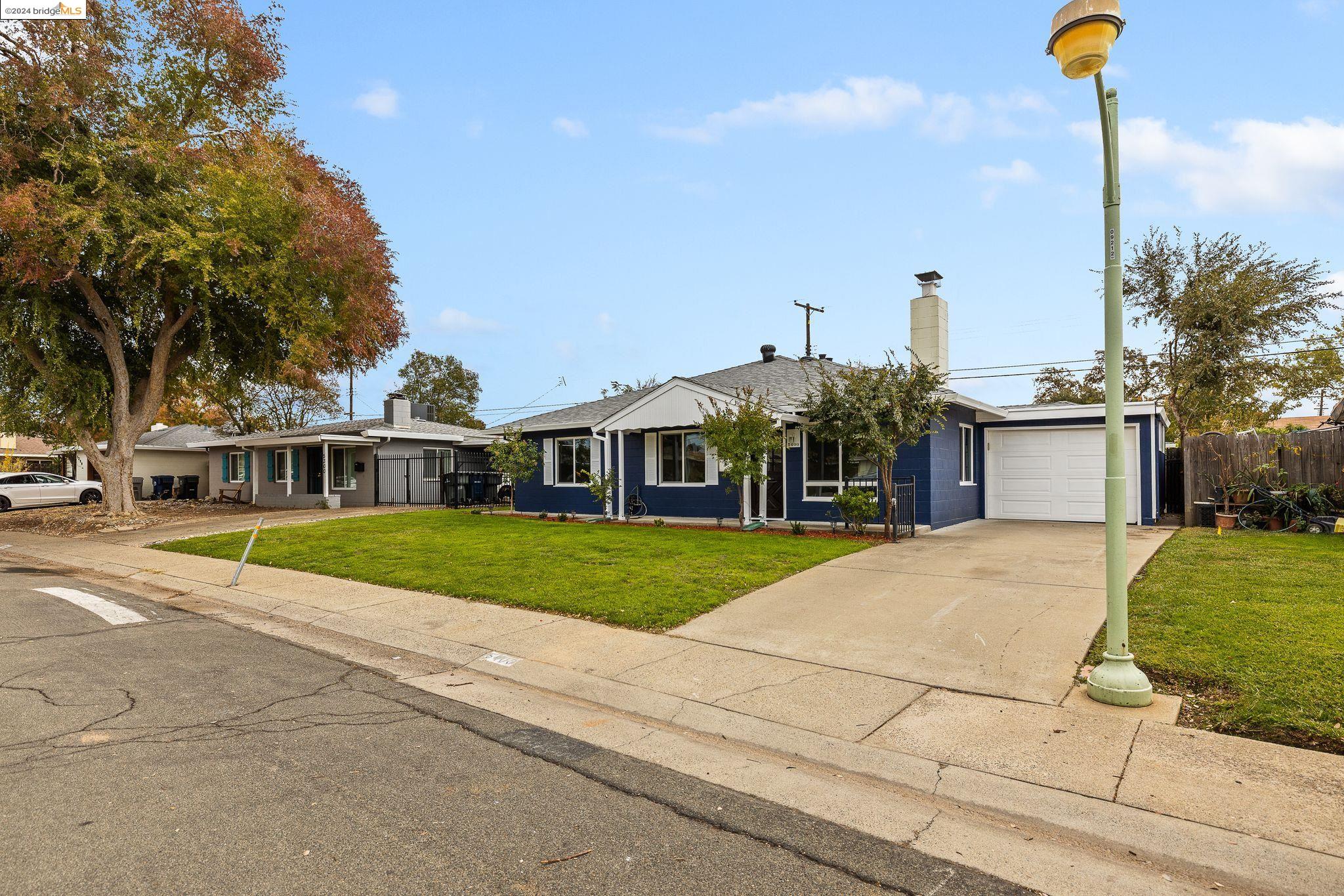 Detail Gallery Image 4 of 56 For 5400 Valletta Way, Sacramento,  CA 95820-5649 - 4 Beds | 2 Baths