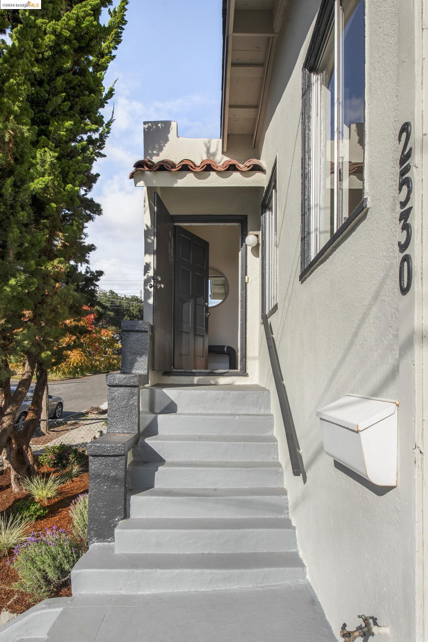 Detail Gallery Image 2 of 45 For 2530 Highland Ave, Oakland,  CA 94606 - 3 Beds | 1 Baths