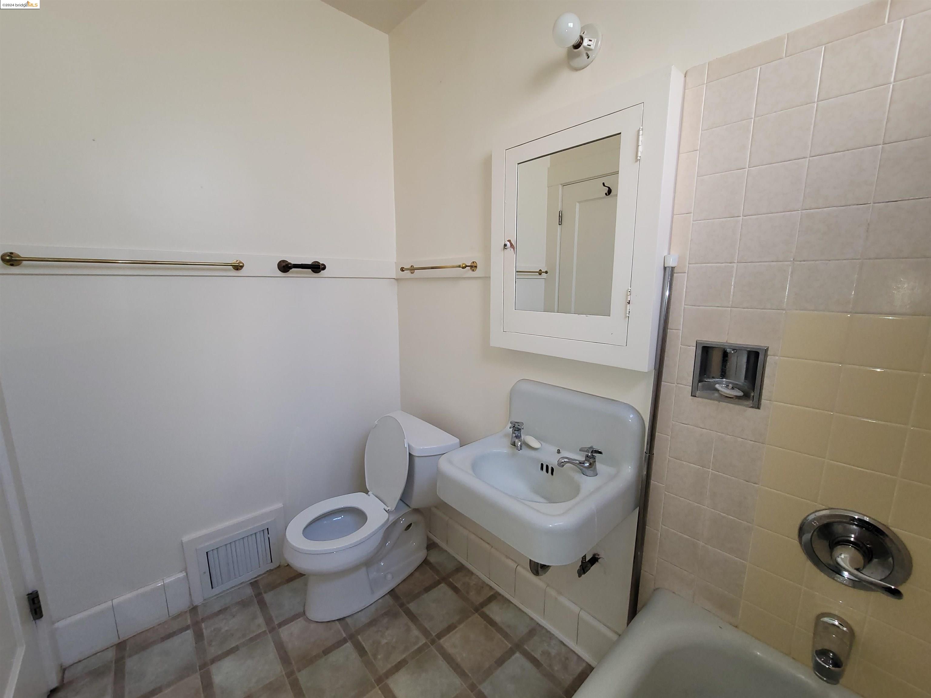 Detail Gallery Image 22 of 27 For 1901 Parker St #3,  Berkeley,  CA 94704 - 2 Beds | 1 Baths