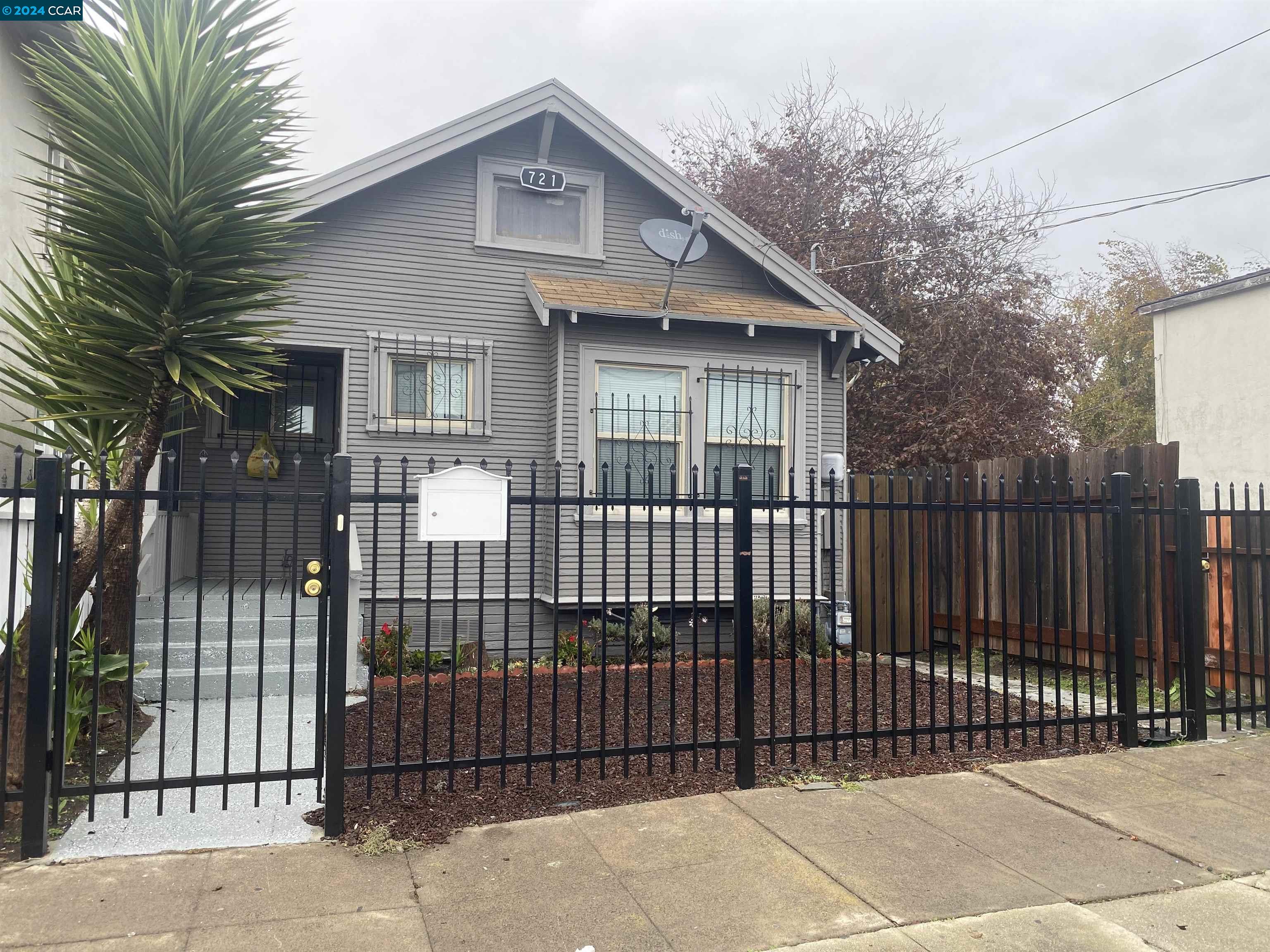 Spacious 3bed house, 1bath with separate living room and dining room, !!Bonus Full Bathroom !! a lot of windows for Natural lights.  Including appliances. Back yard to enjoy with family\friends for BBQ.  The front fence to ensure privacy and security.  Conveniently located near Kaiser hospital, Freeways, Schools and Bart Station.