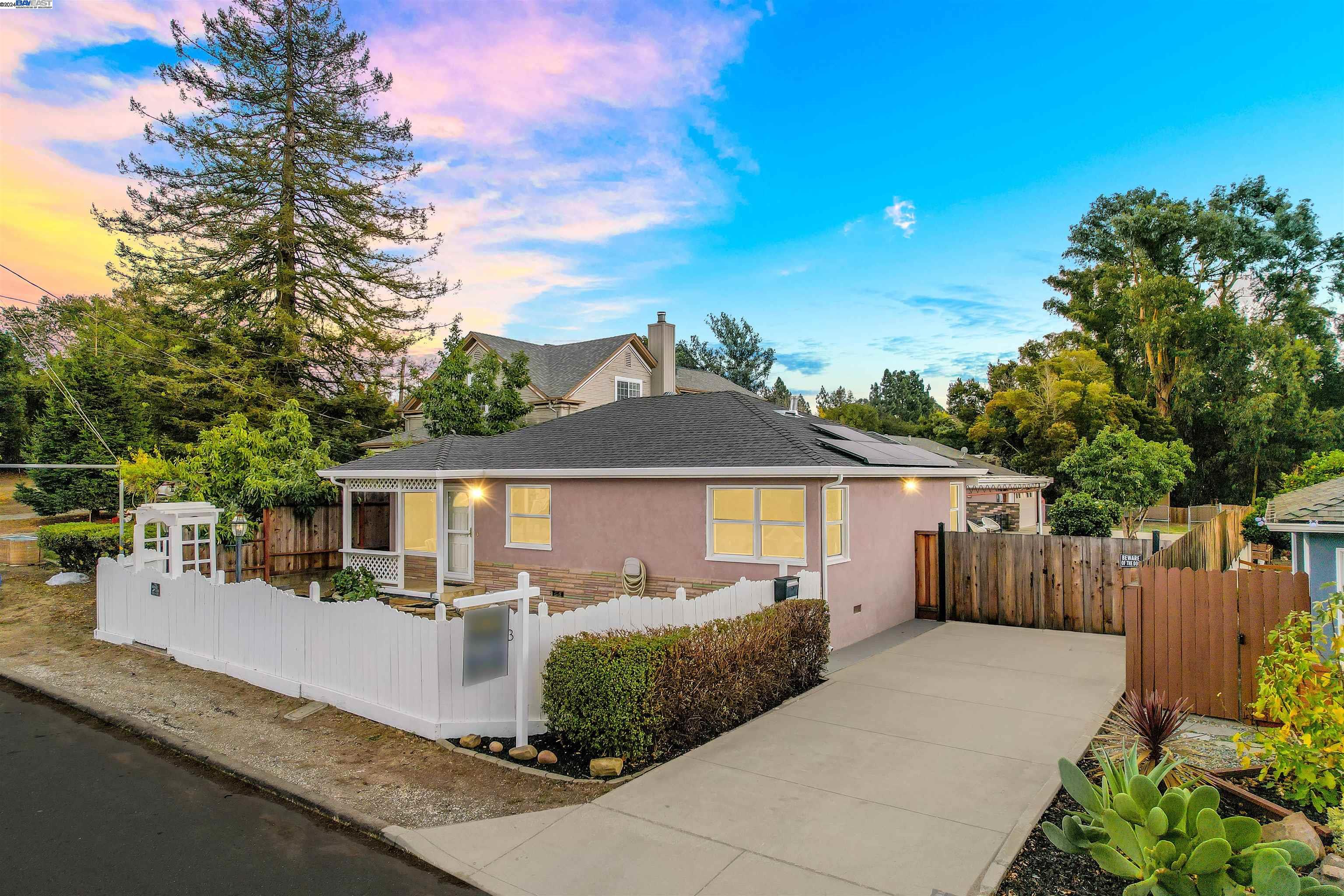 Detail Gallery Image 1 of 1 For 1623 E St, Hayward,  CA 94541 - 4 Beds | 2 Baths