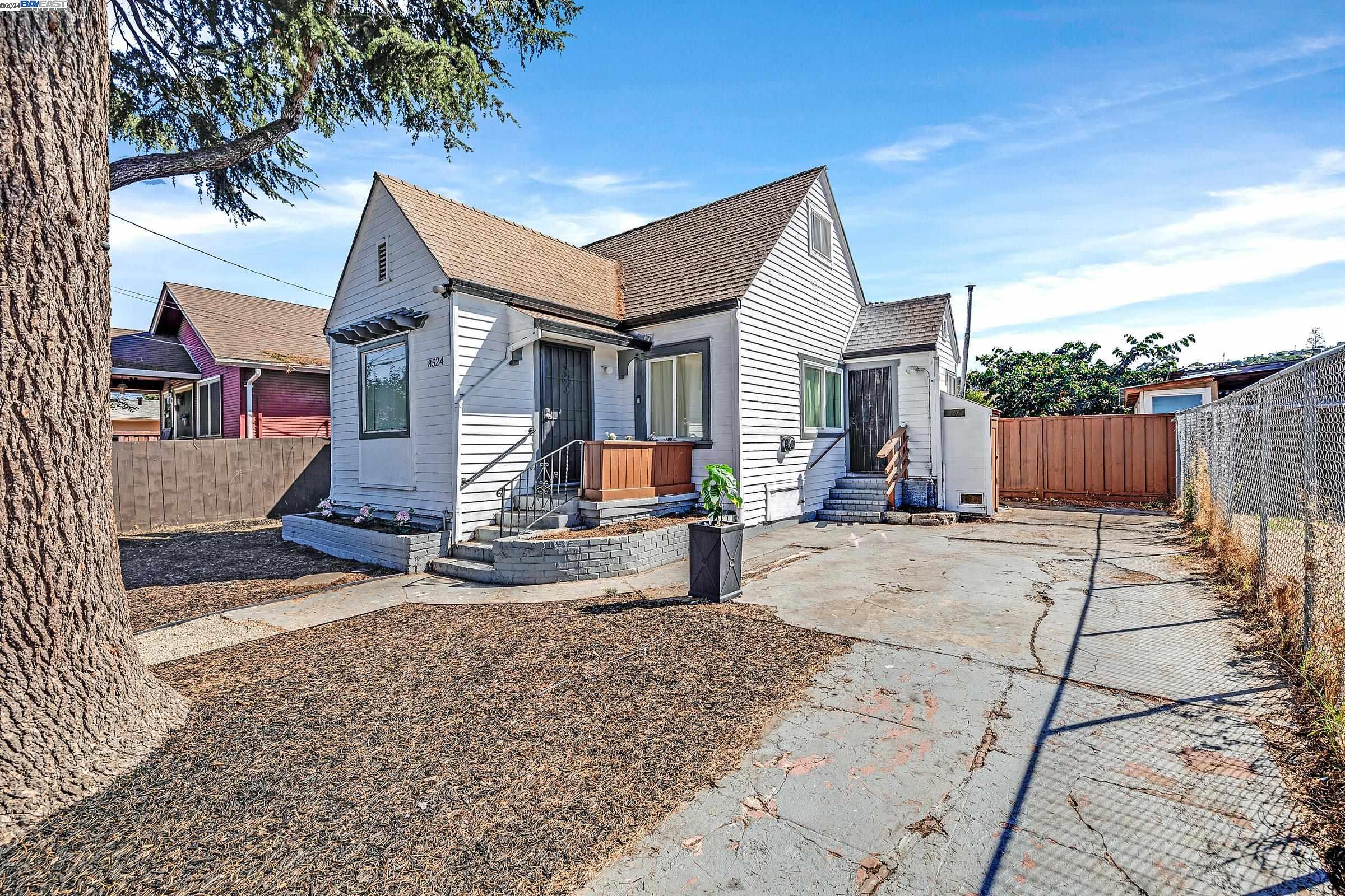 Detail Gallery Image 1 of 1 For 8524 Dowling St, Oakland,  CA 94605 - 2 Beds | 1 Baths