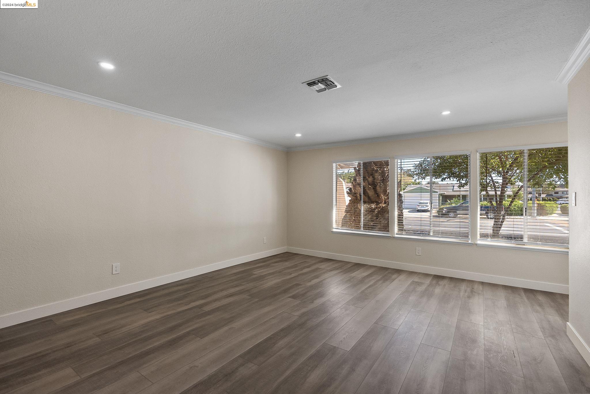 Detail Gallery Image 9 of 26 For 1701 Lincoln Blvd, Tracy,  CA 95376 - 3 Beds | 2 Baths