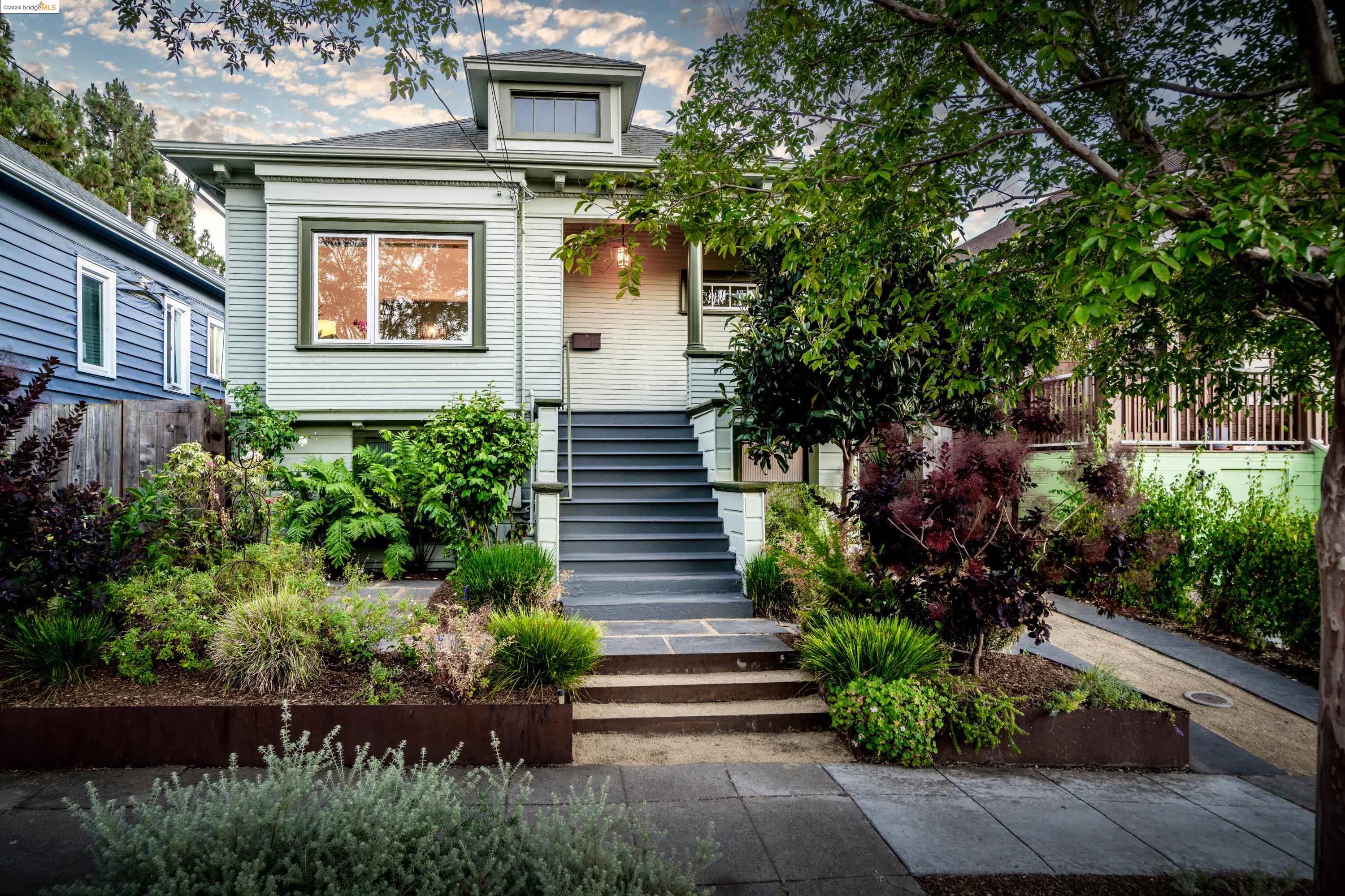 Detail Gallery Image 2 of 48 For 523 61st St, Oakland,  CA 94609 - 5 Beds | 4 Baths