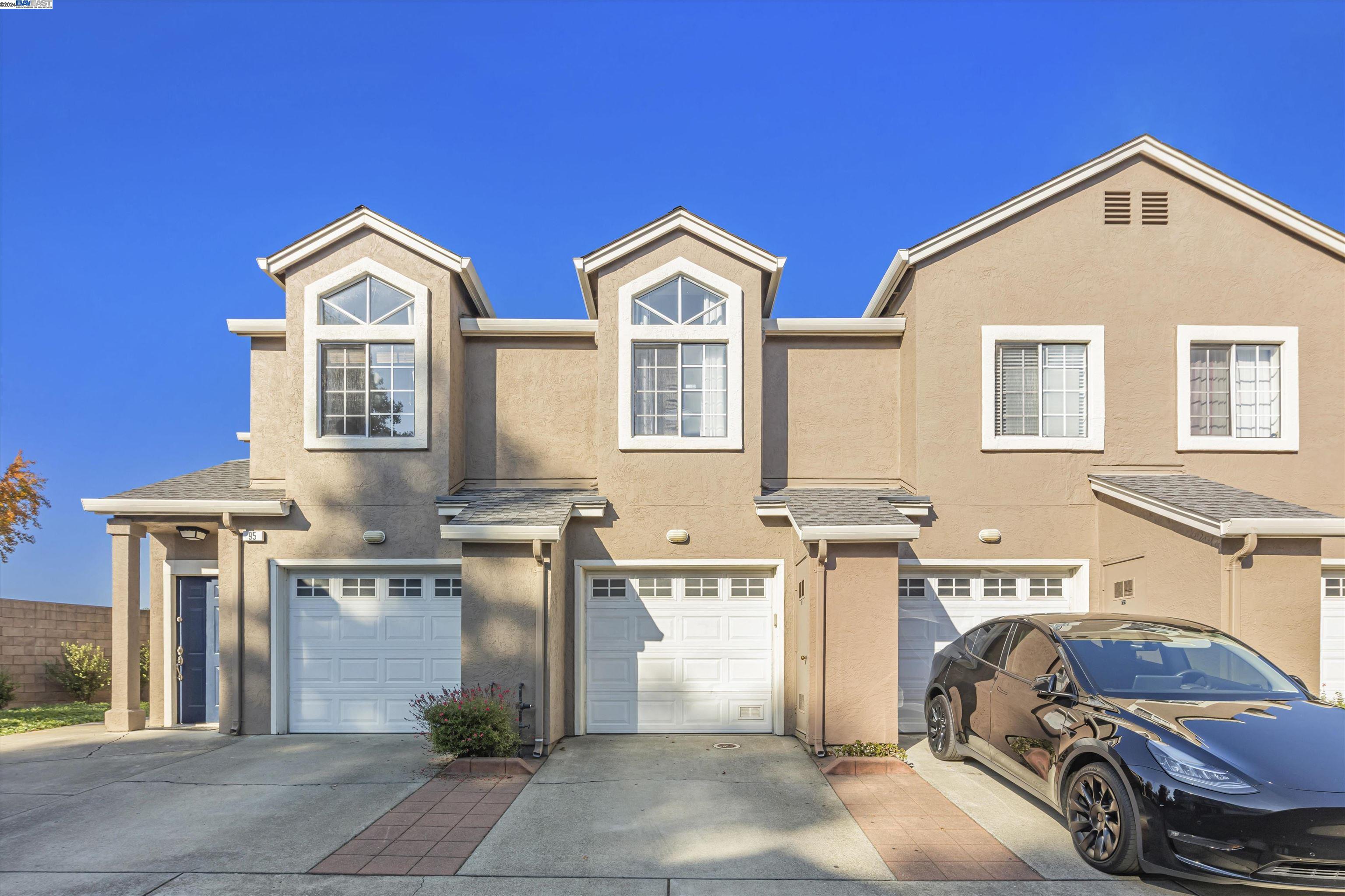 Detail Gallery Image 1 of 1 For 89 Crossing Ct, Hayward,  CA 94544 - 3 Beds | 2 Baths