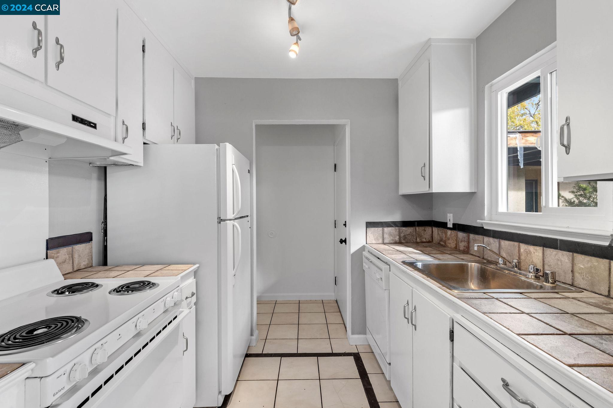 Photo #4: 41080004 Listing 