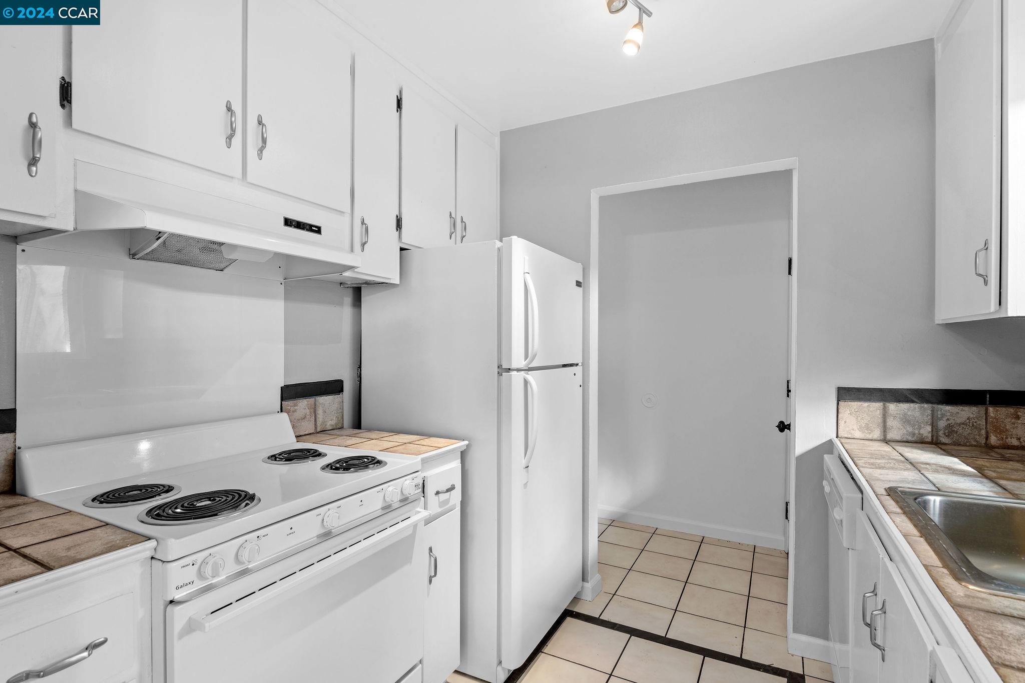 Photo #5: 41080004 Listing 