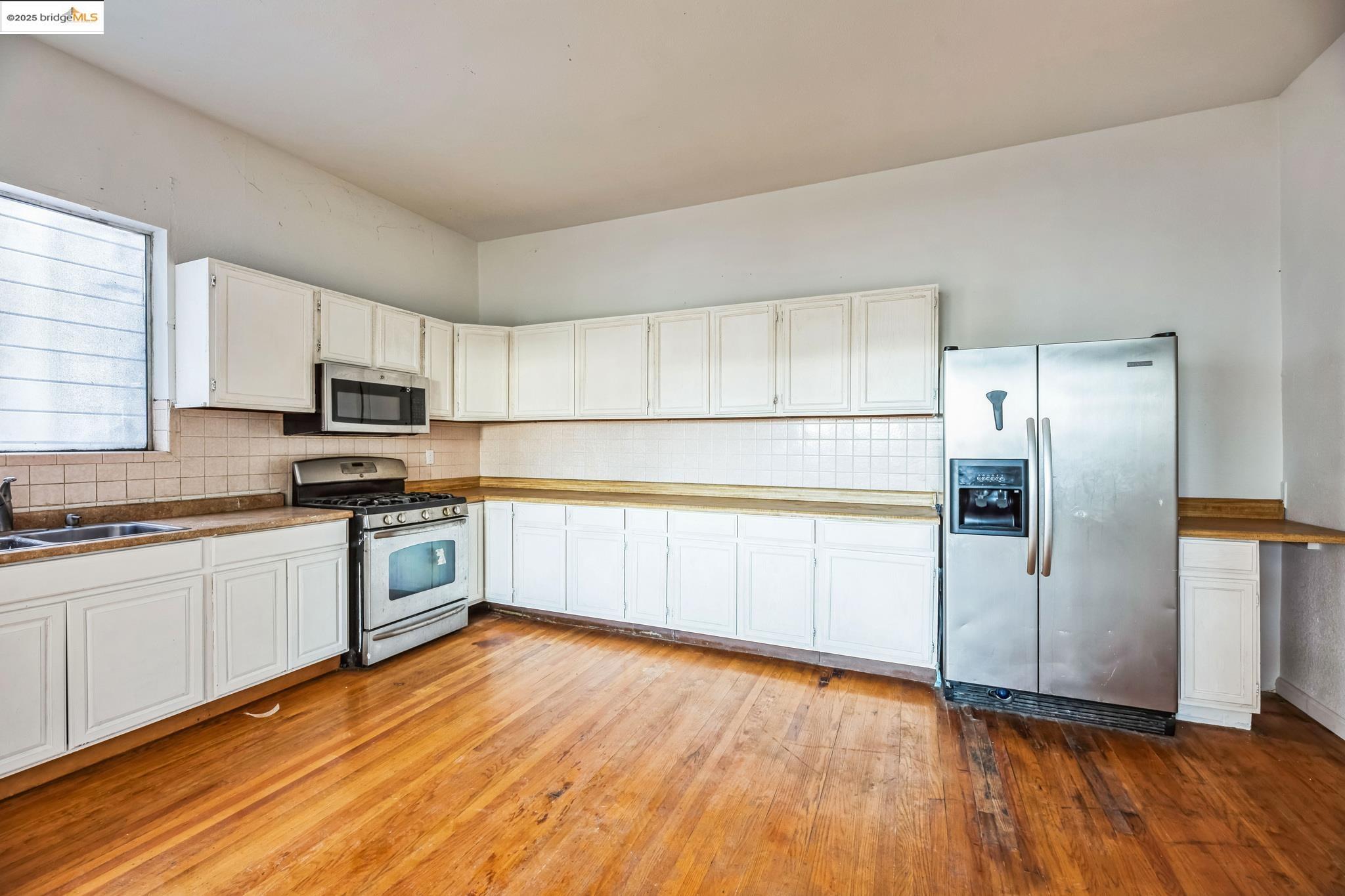 1815 13th Ave, Oakland, California 94606, ,Residential Income,For Sale,1815 13th Ave,41080027