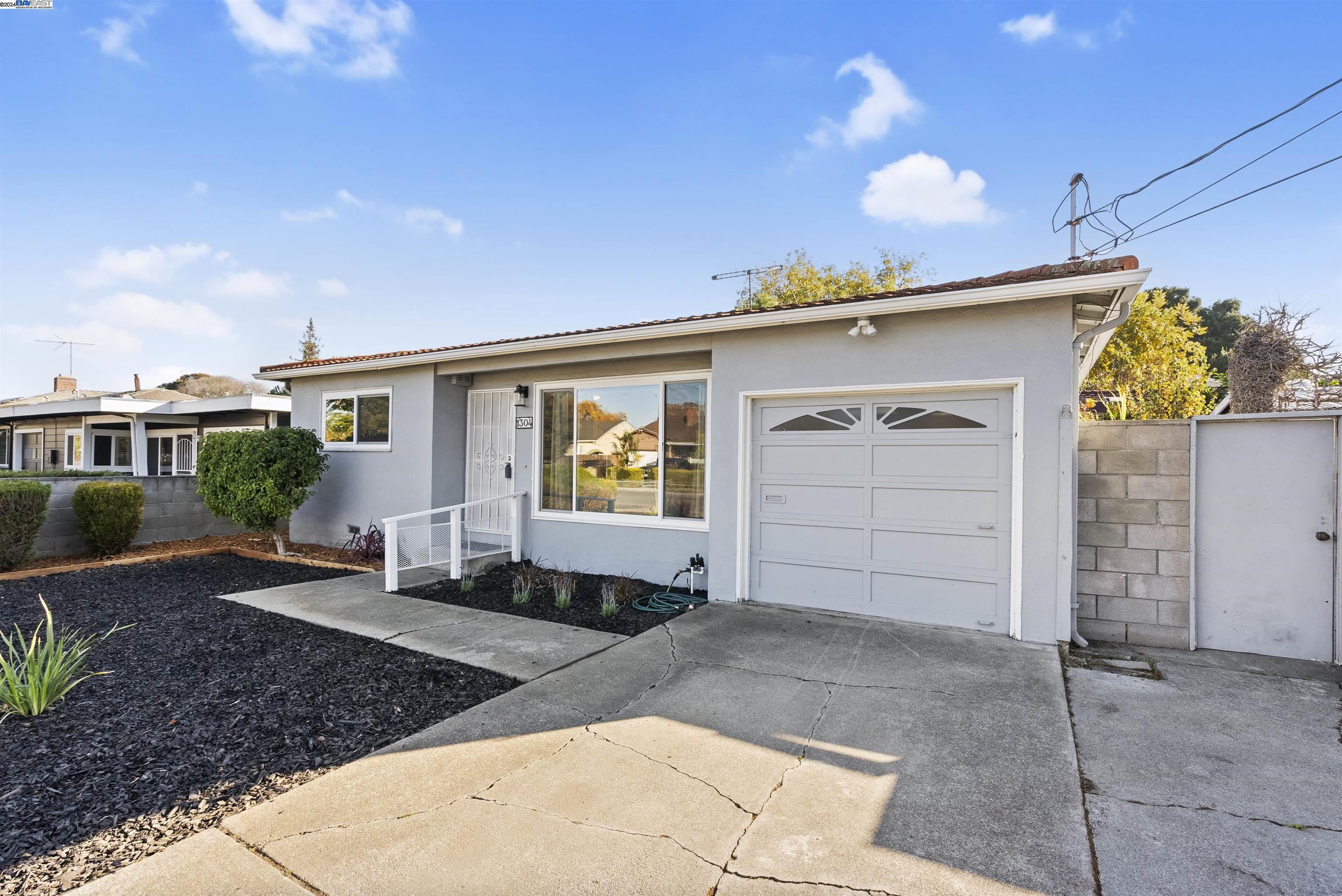 Detail Gallery Image 1 of 1 For 1304 Hollyburne Ave, Menlo Park,  CA 94025 - 2 Beds | 1 Baths