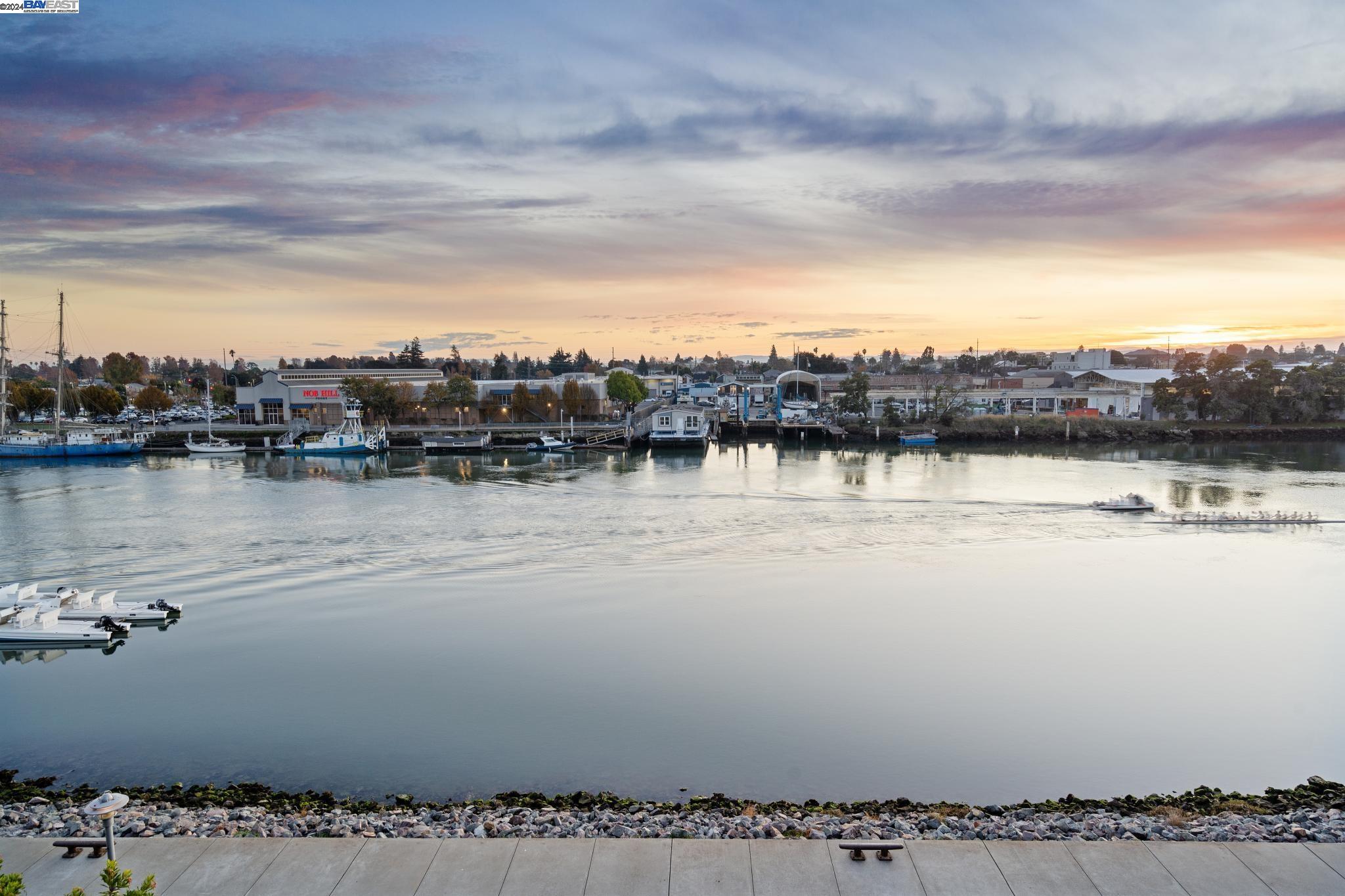 Detail Gallery Image 2 of 25 For 2875 Regatta Dr., Oakland,  CA 94601 - 3 Beds | 2/1 Baths