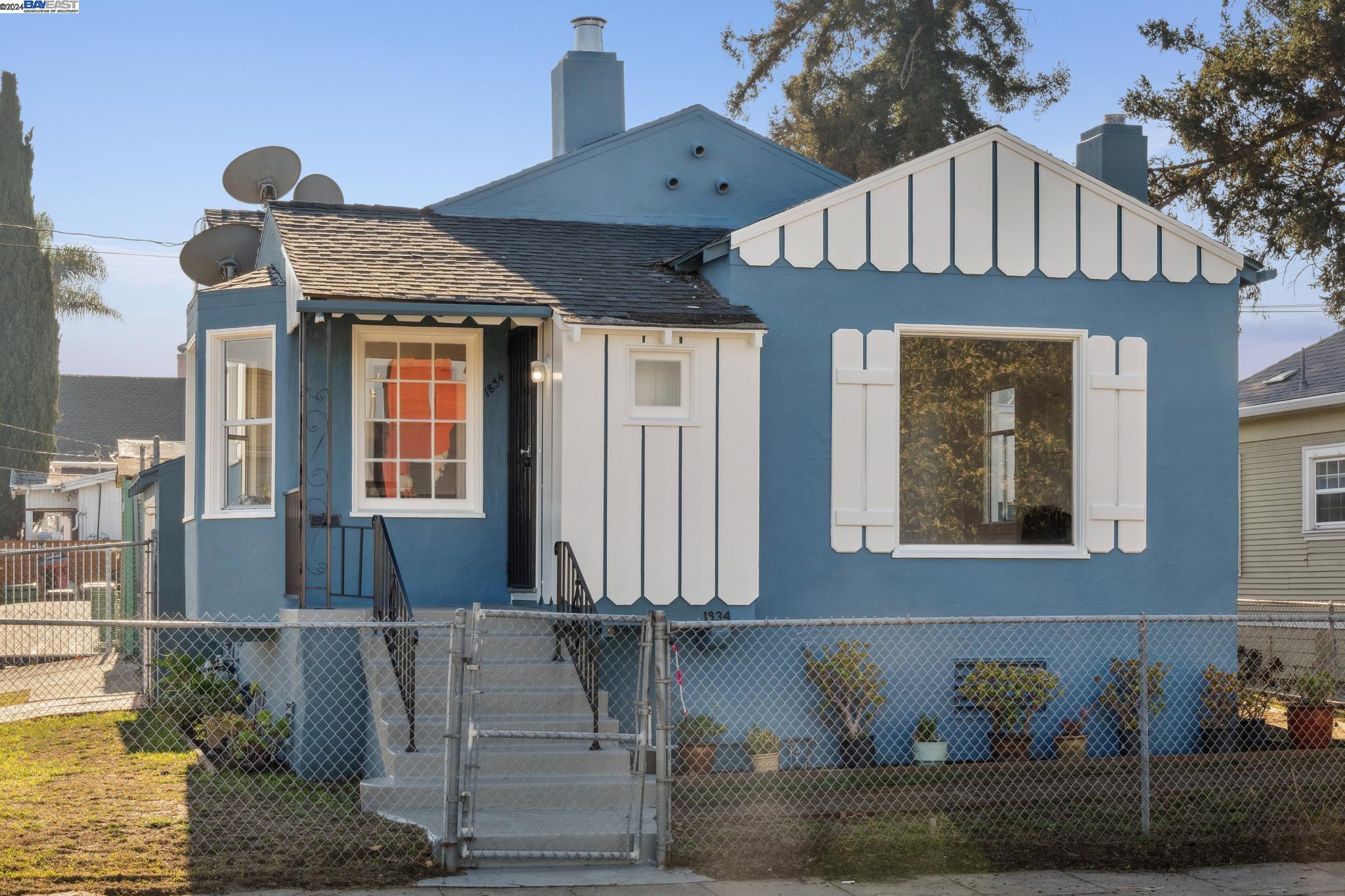 Detail Gallery Image 1 of 1 For 1834 88th Avenue, Oakland,  CA 94621 - 3 Beds | 2 Baths