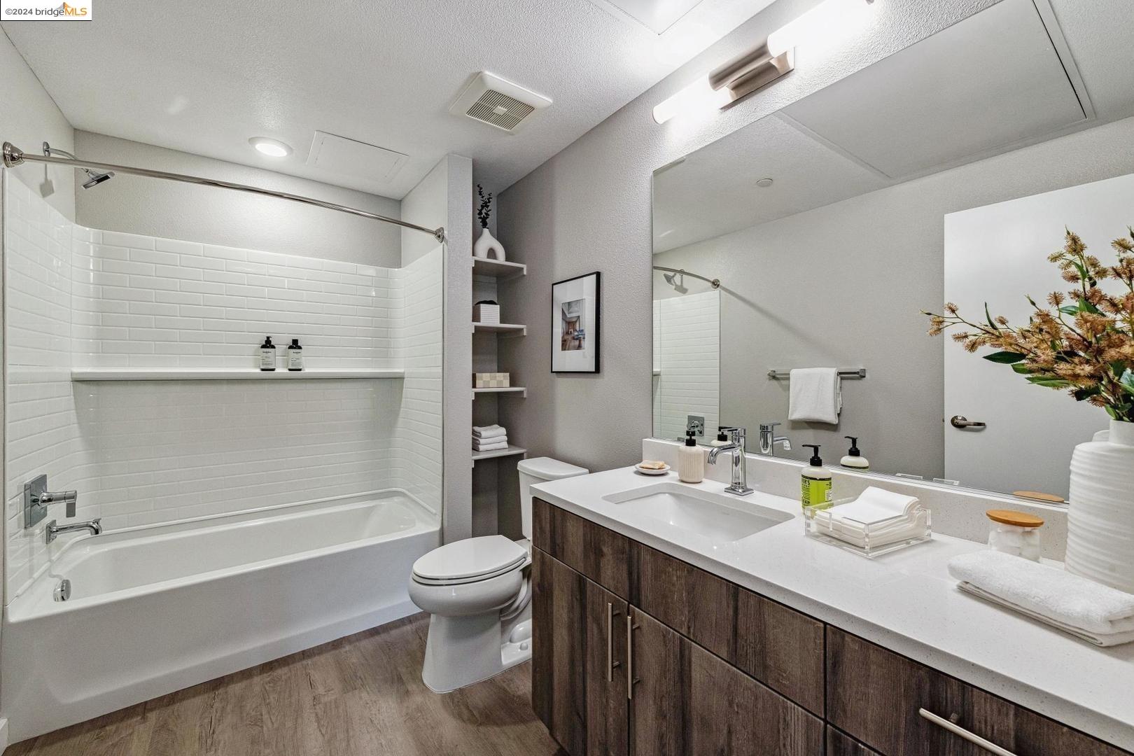 Detail Gallery Image 14 of 17 For 2400 Adeline St #401,  Oakland,  CA 94607 - 3 Beds | 2 Baths