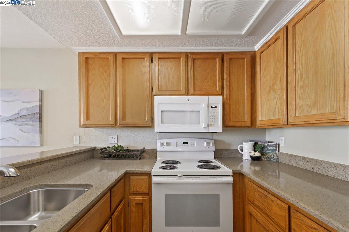 Detail Gallery Image 6 of 32 For 2503 Miramar Ave. #231,  Castro Valley,  CA 94546 - 2 Beds | 2 Baths