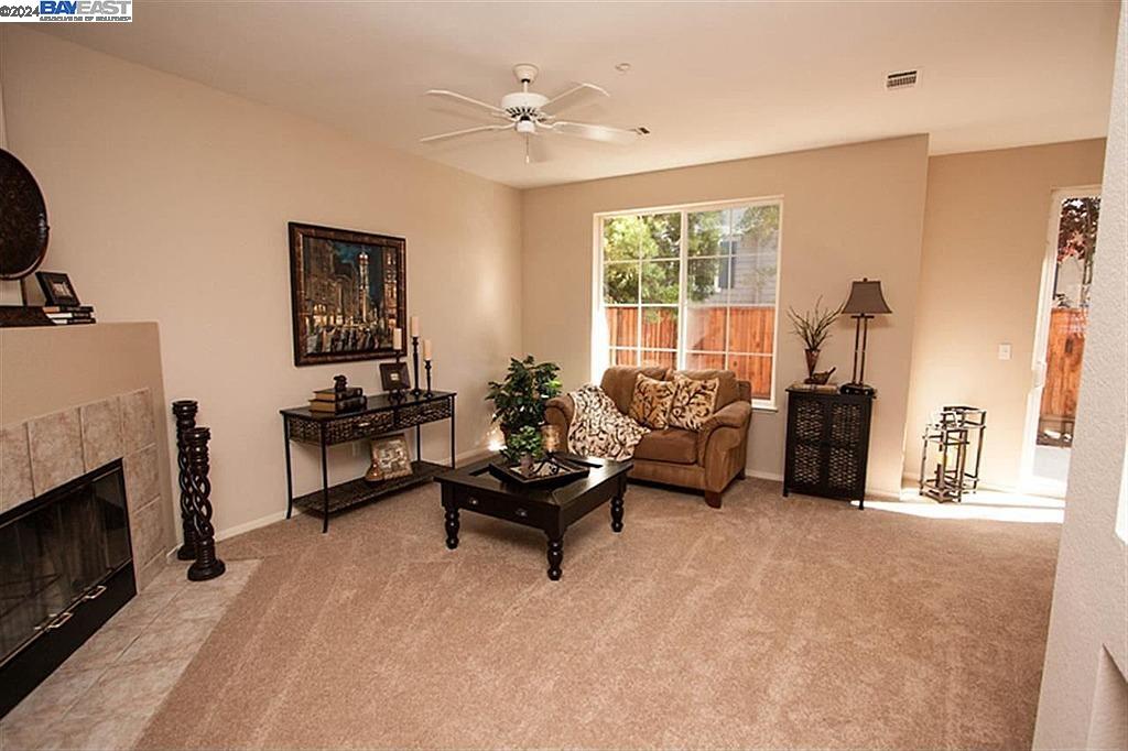 Detail Gallery Image 12 of 13 For 10715 Wallace Ln, Dublin,  CA 94568 - 3 Beds | 2/1 Baths