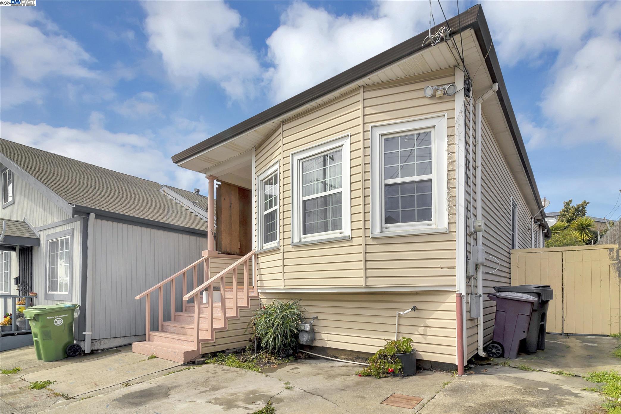 Detail Gallery Image 2 of 16 For 917 26th Ave, Oakland,  CA 94601 - 2 Beds | 1 Baths