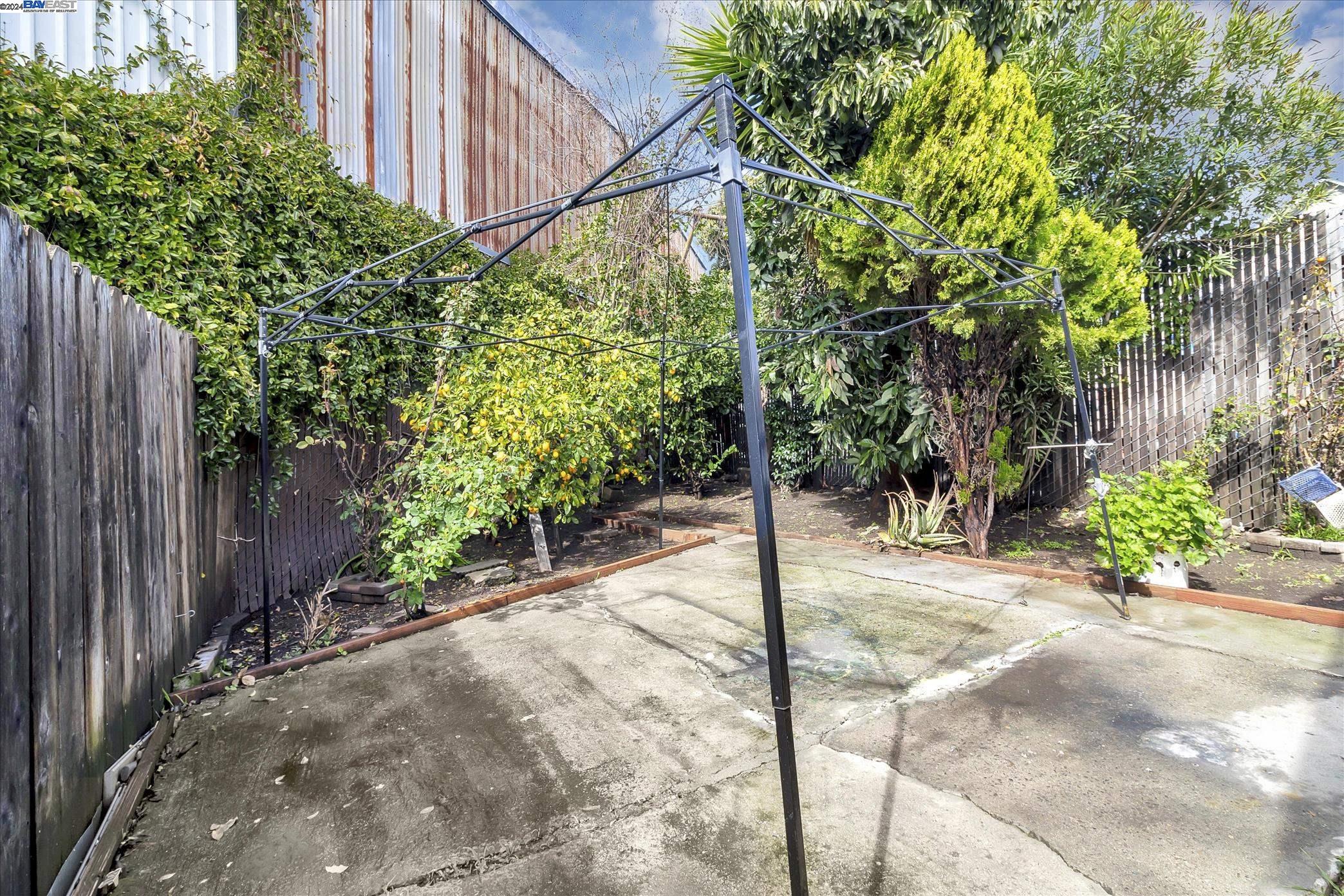 Detail Gallery Image 12 of 16 For 917 26th Ave, Oakland,  CA 94601 - 2 Beds | 1 Baths