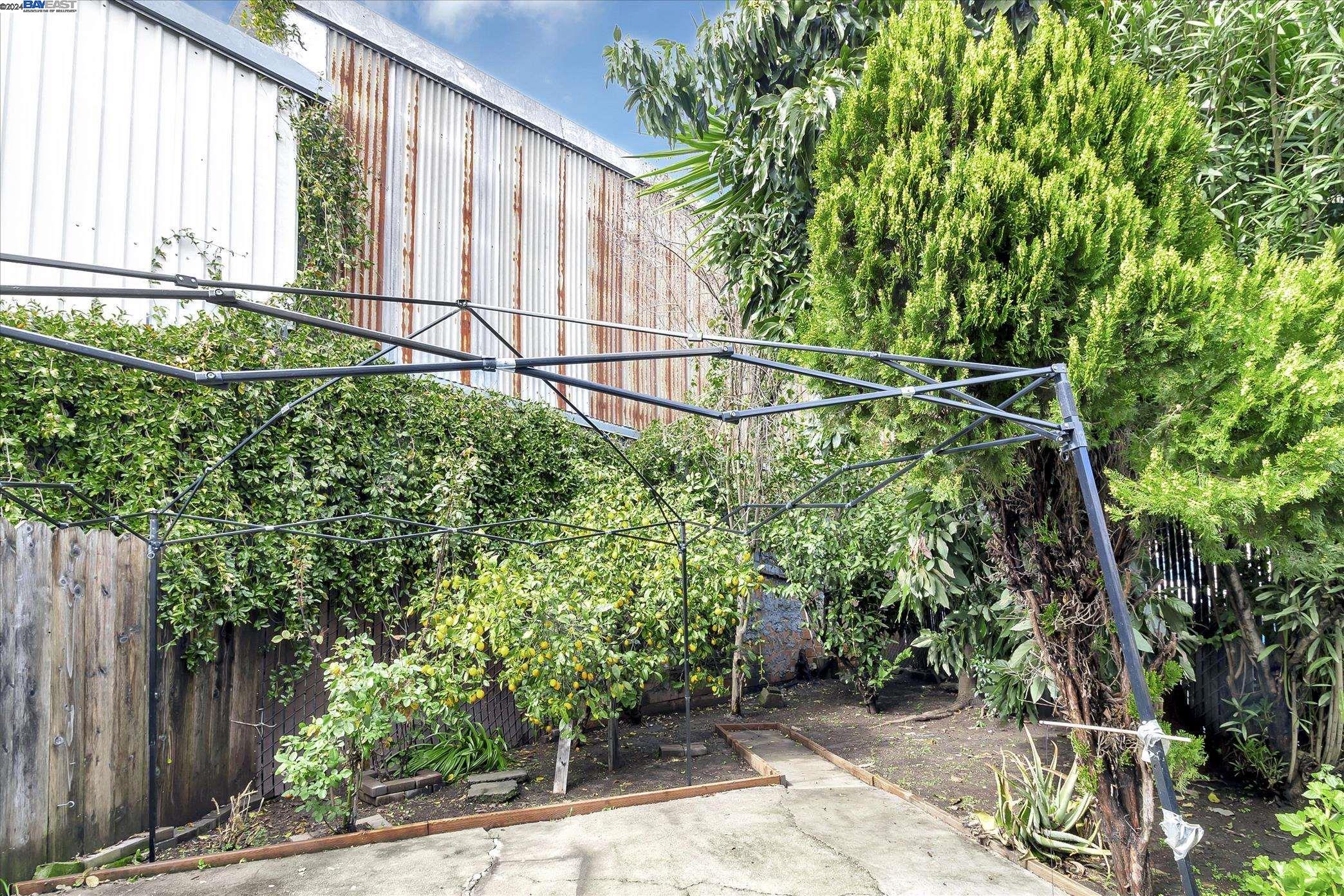 Detail Gallery Image 13 of 16 For 917 26th Ave, Oakland,  CA 94601 - 2 Beds | 1 Baths