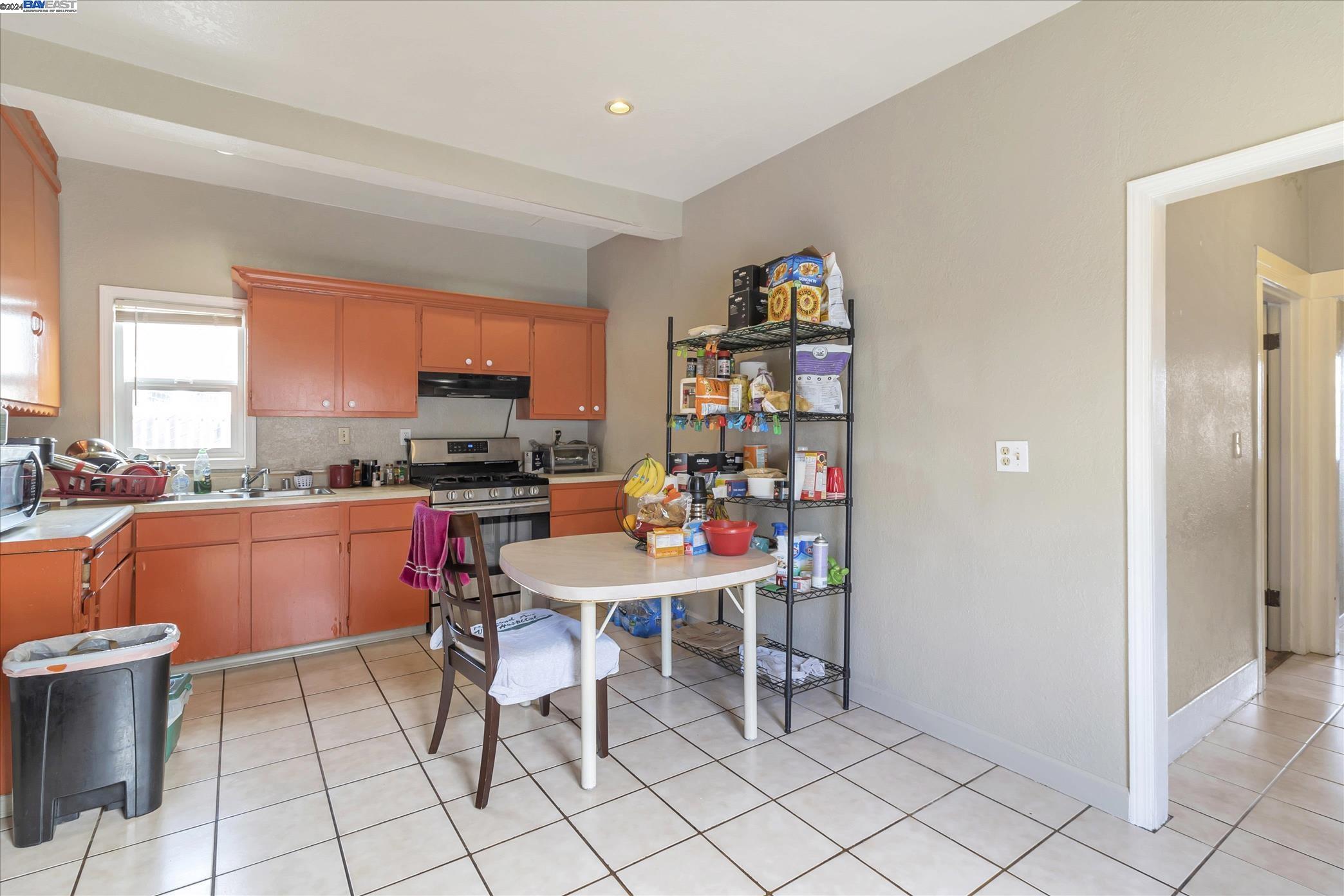 Detail Gallery Image 3 of 16 For 917 26th Ave, Oakland,  CA 94601 - 2 Beds | 1 Baths