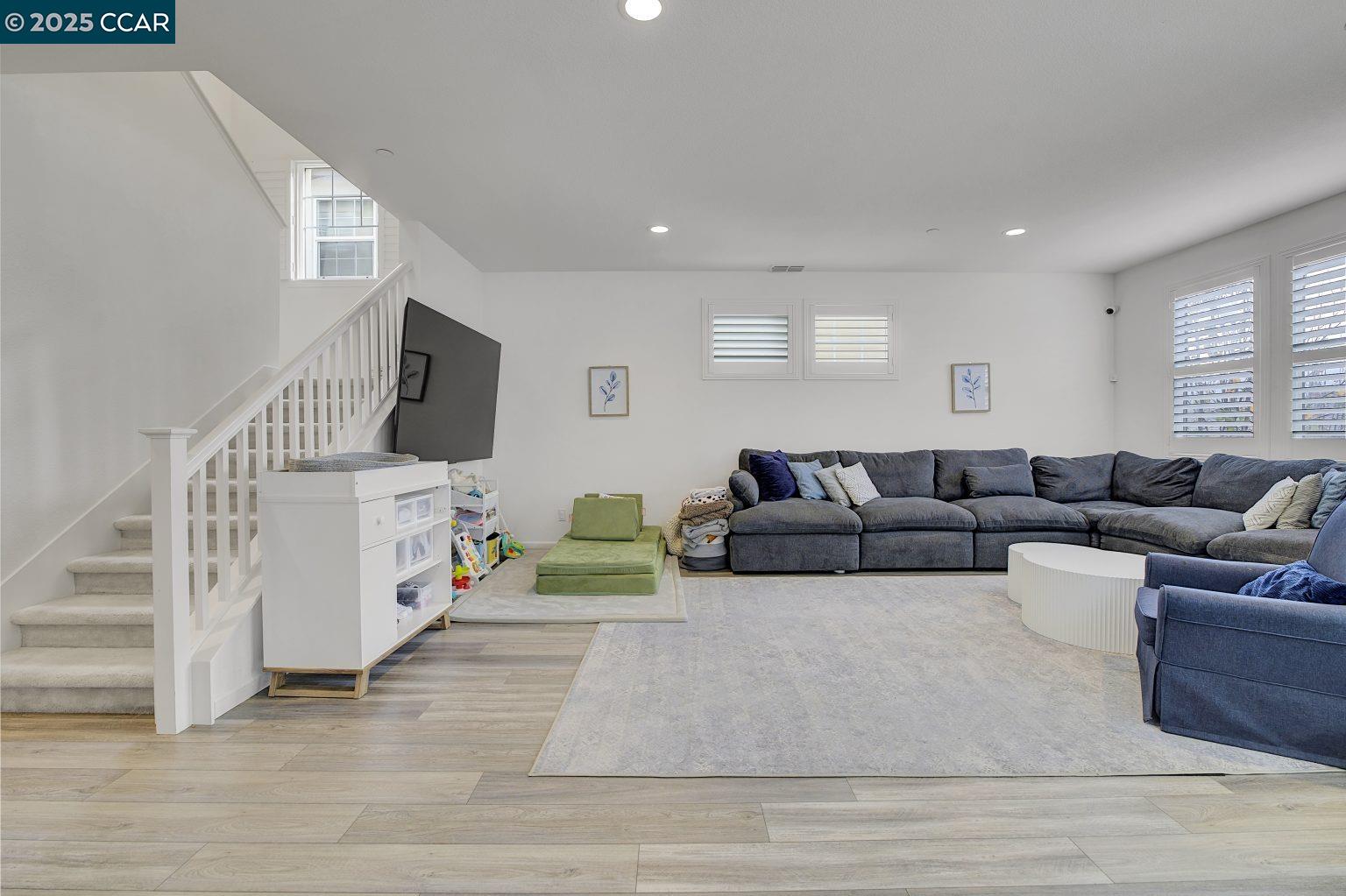 Detail Gallery Image 5 of 32 For 476 Colina Way, El Sobrante,  CA 94803 - 3 Beds | 2/1 Baths