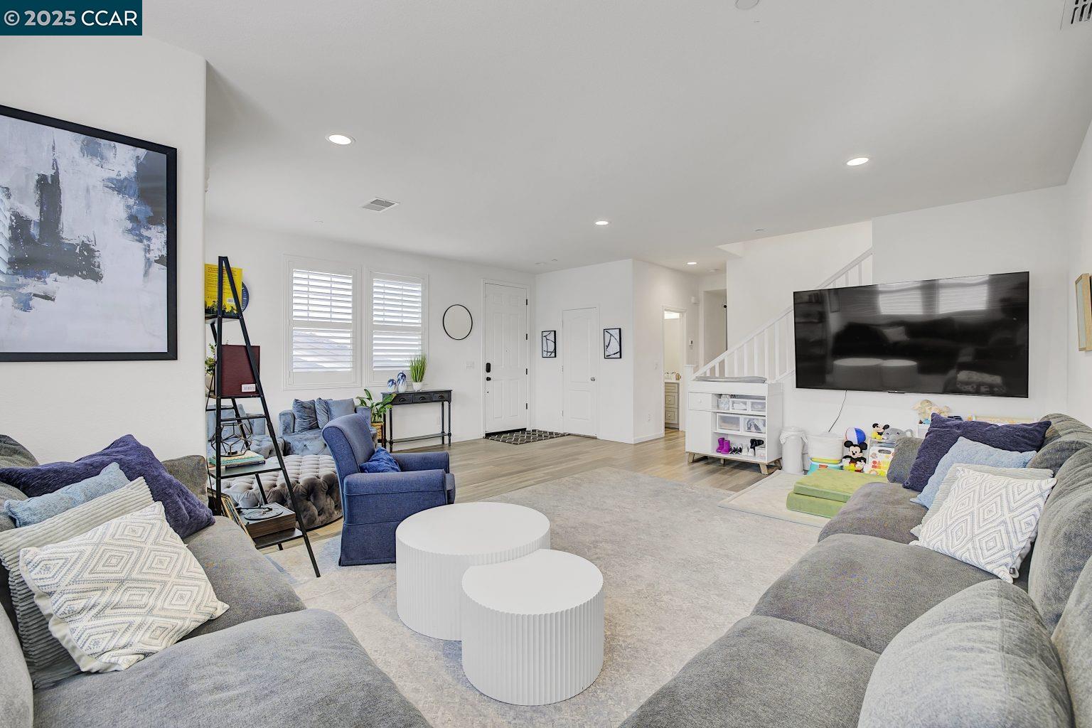 Detail Gallery Image 9 of 32 For 476 Colina Way, El Sobrante,  CA 94803 - 3 Beds | 2/1 Baths