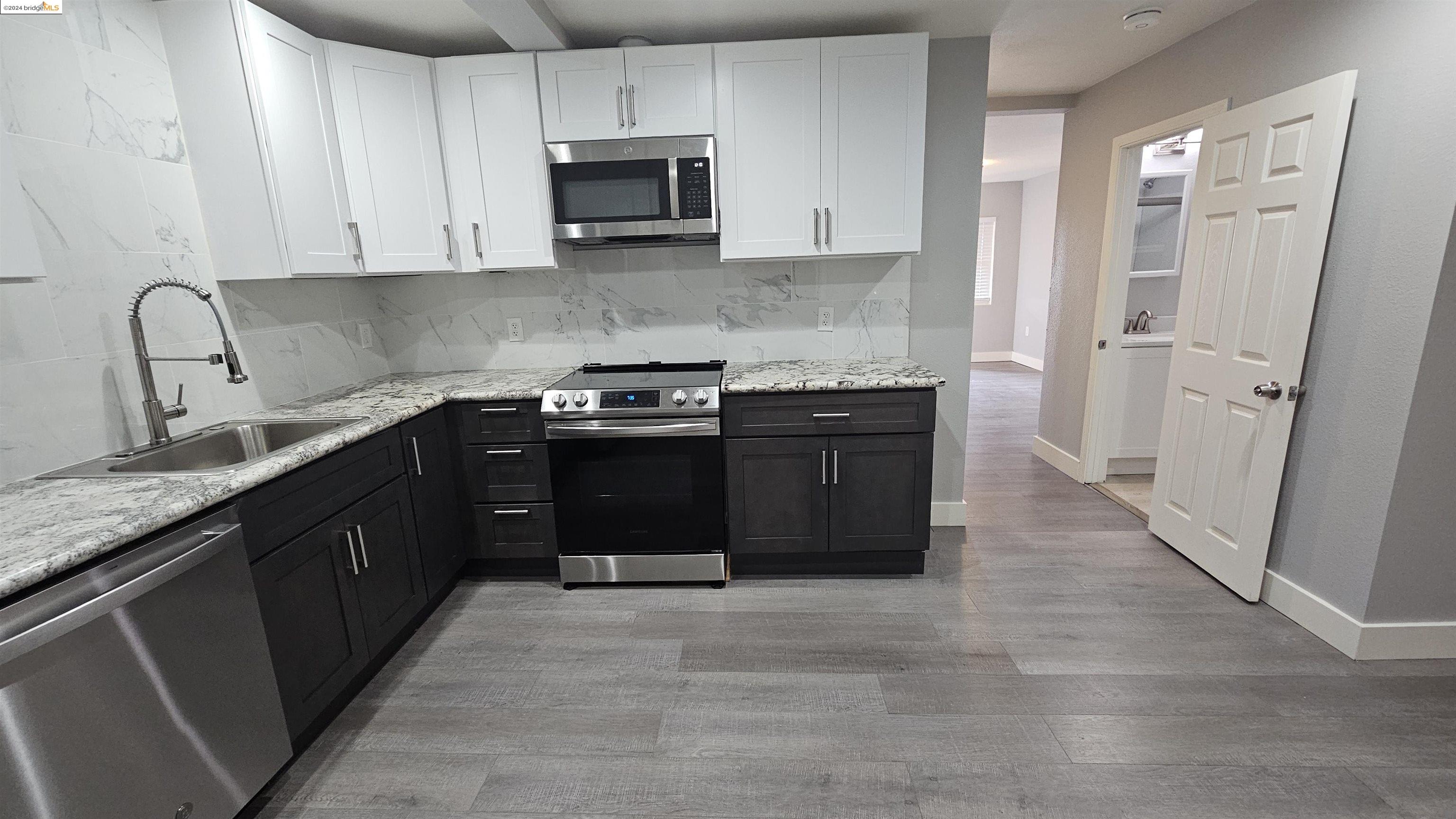 Detail Gallery Image 1 of 22 For 1625 International Blvd, Oakland,  CA 94606 - 3 Beds | 1 Baths