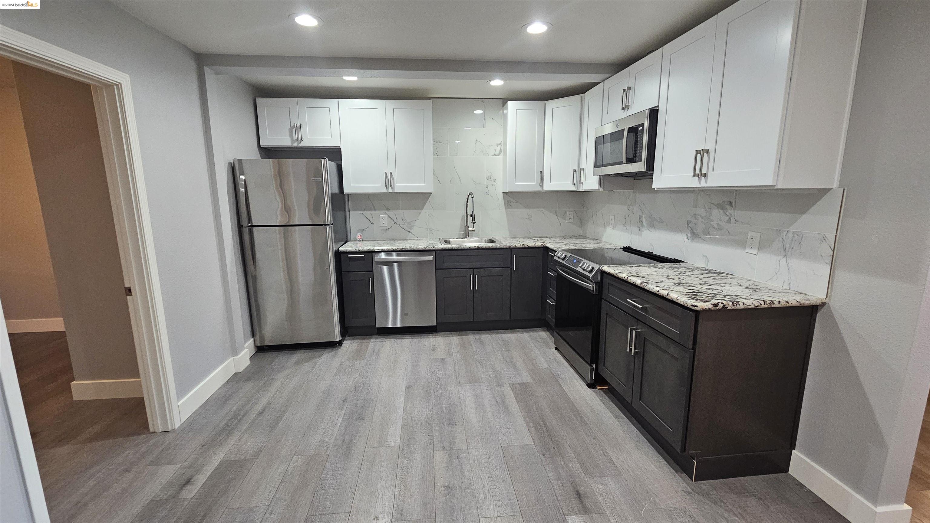 Detail Gallery Image 2 of 22 For 1625 International Blvd, Oakland,  CA 94606 - 3 Beds | 1 Baths