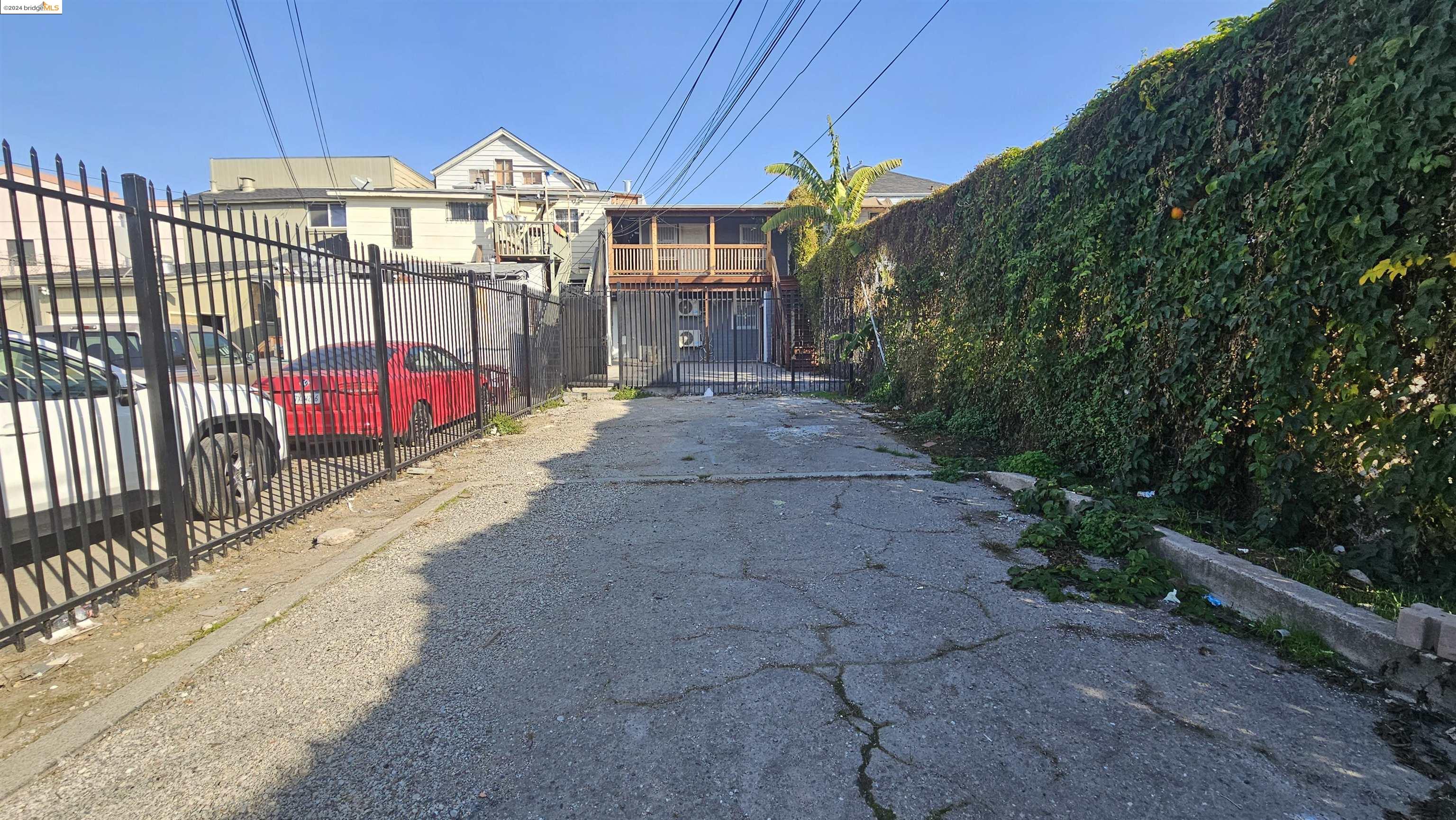Detail Gallery Image 14 of 22 For 1625 International Blvd, Oakland,  CA 94606 - 3 Beds | 1 Baths