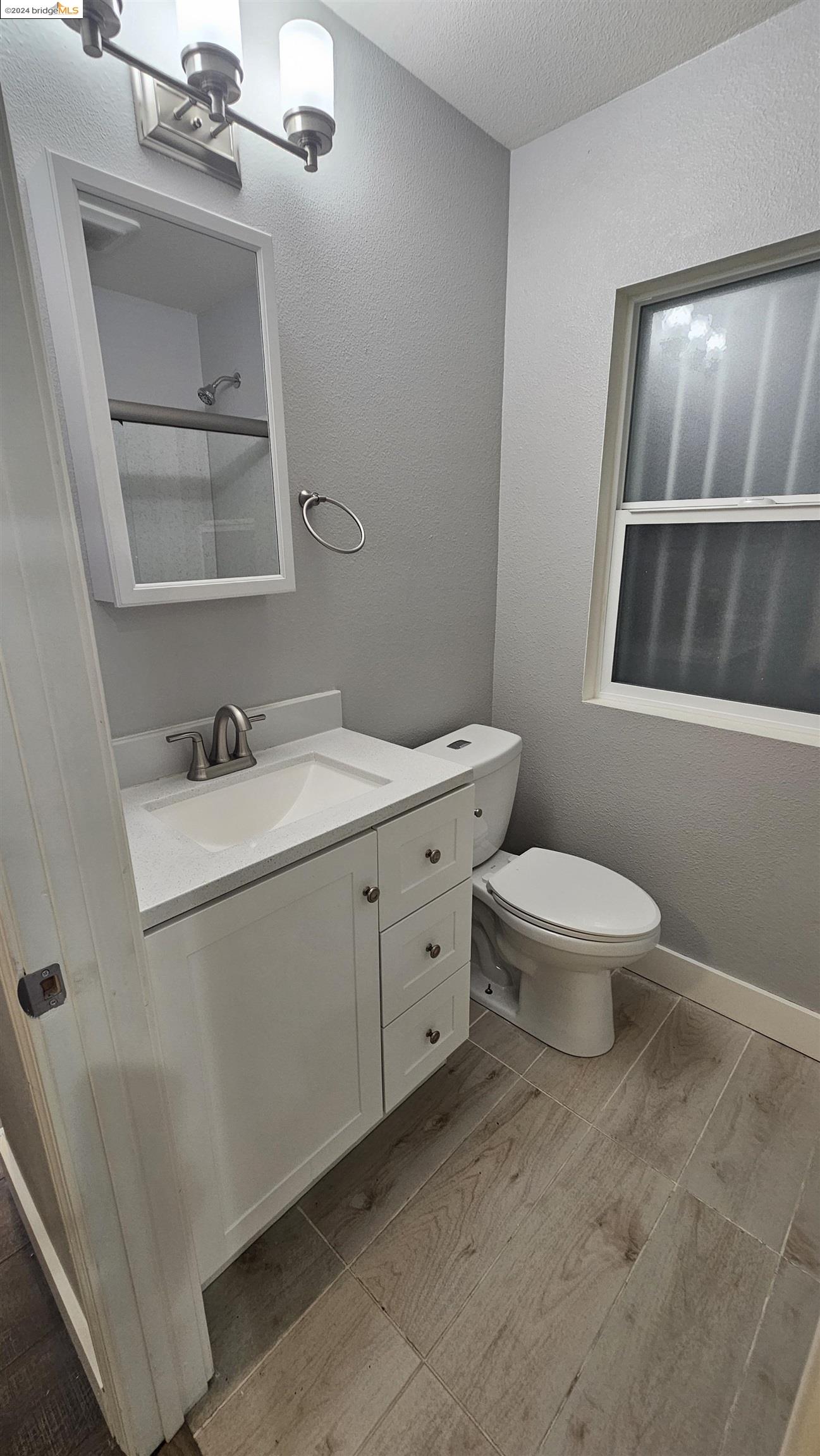 Detail Gallery Image 4 of 22 For 1625 International Blvd, Oakland,  CA 94606 - 3 Beds | 1 Baths