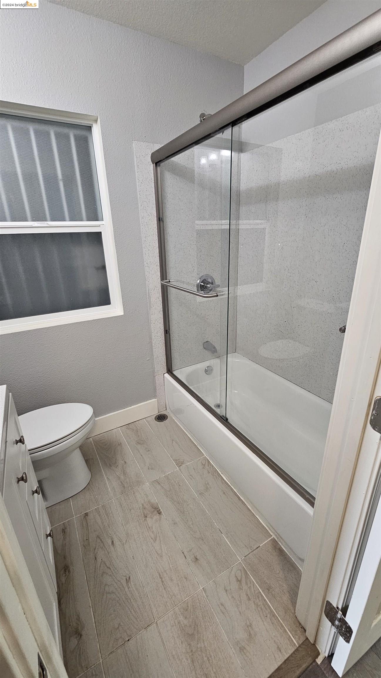 Detail Gallery Image 5 of 22 For 1625 International Blvd, Oakland,  CA 94606 - 3 Beds | 1 Baths