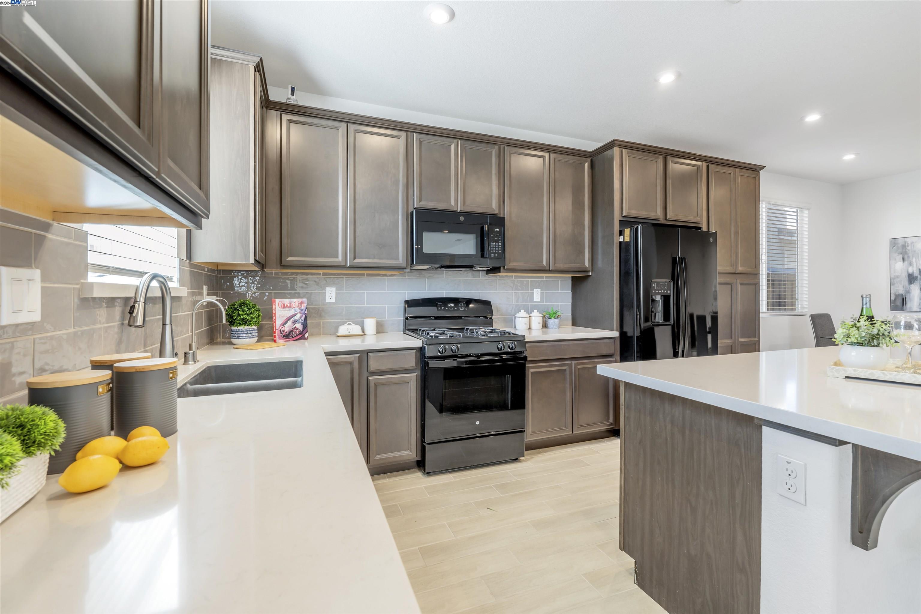 Detail Gallery Image 8 of 42 For 15351 Flycatcher Dr, Lathrop,  CA 95330 - 4 Beds | 3 Baths