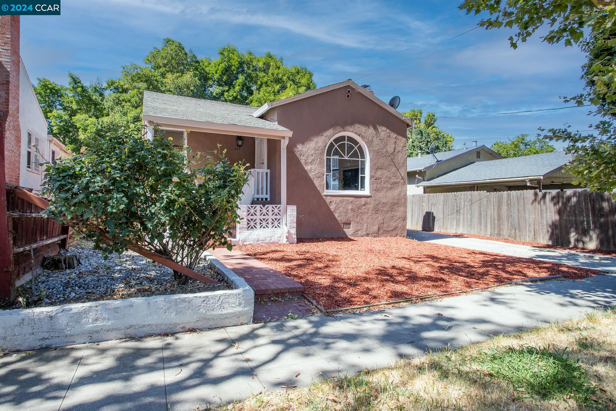 Detail Gallery Image 2 of 33 For 532 Central Ave, Pittsburg,  CA 94565 - 4 Beds | 2 Baths