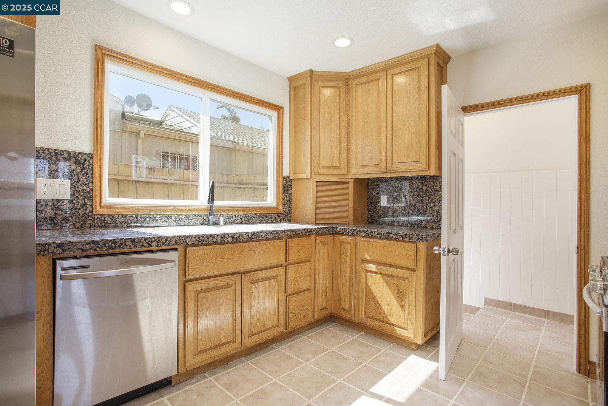 Detail Gallery Image 16 of 33 For 532 Central Ave, Pittsburg,  CA 94565 - 4 Beds | 2 Baths