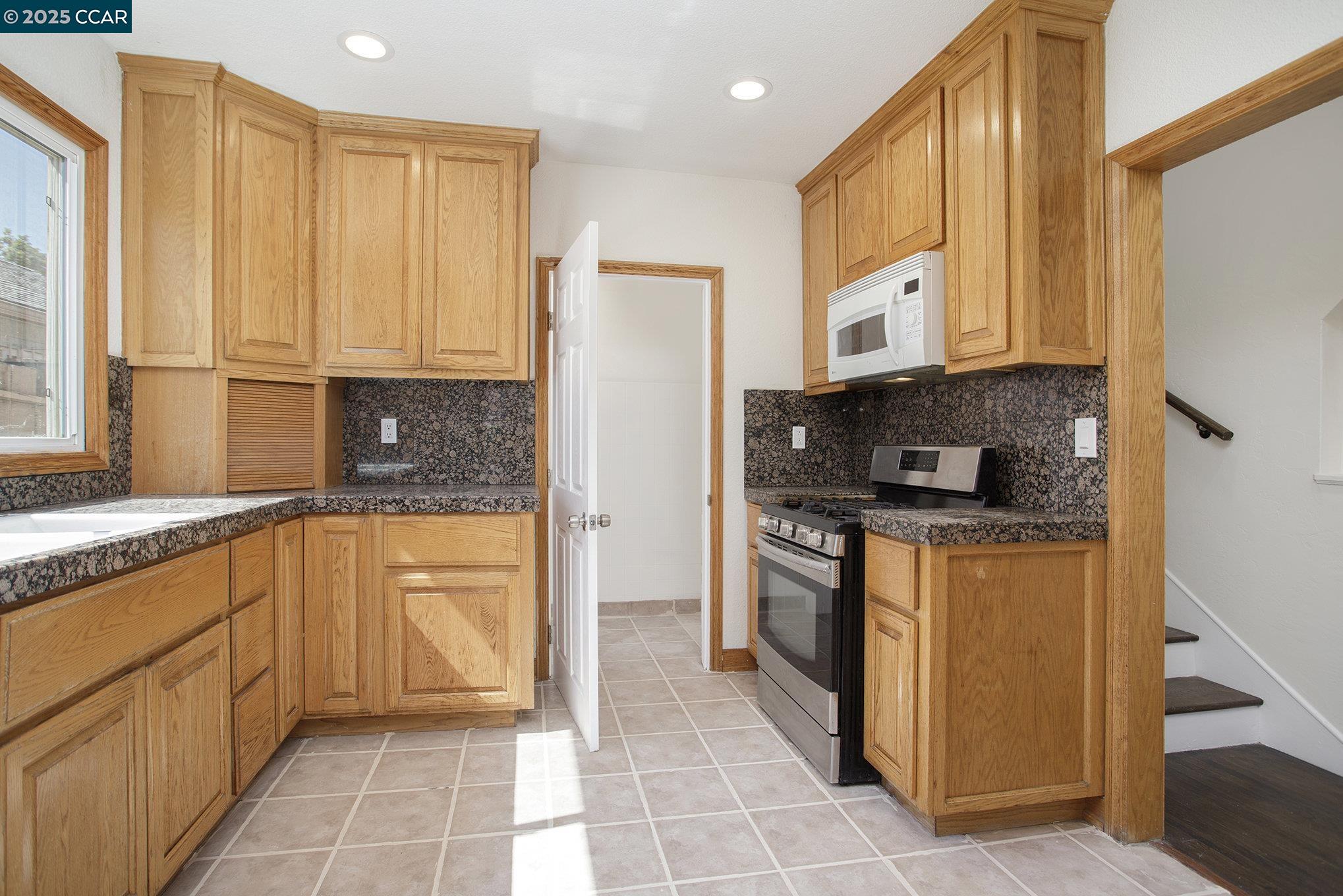 Detail Gallery Image 17 of 33 For 532 Central Ave, Pittsburg,  CA 94565 - 4 Beds | 2 Baths