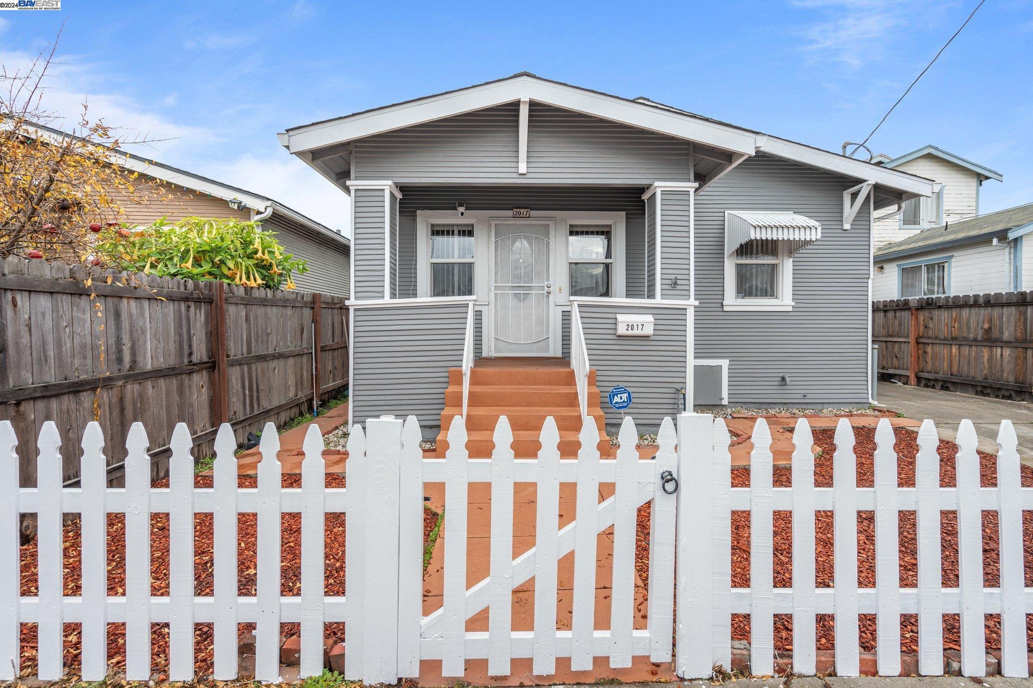 Detail Gallery Image 1 of 1 For 2017 103rd Ave, Oakland,  CA 94603 - 3 Beds | 2 Baths