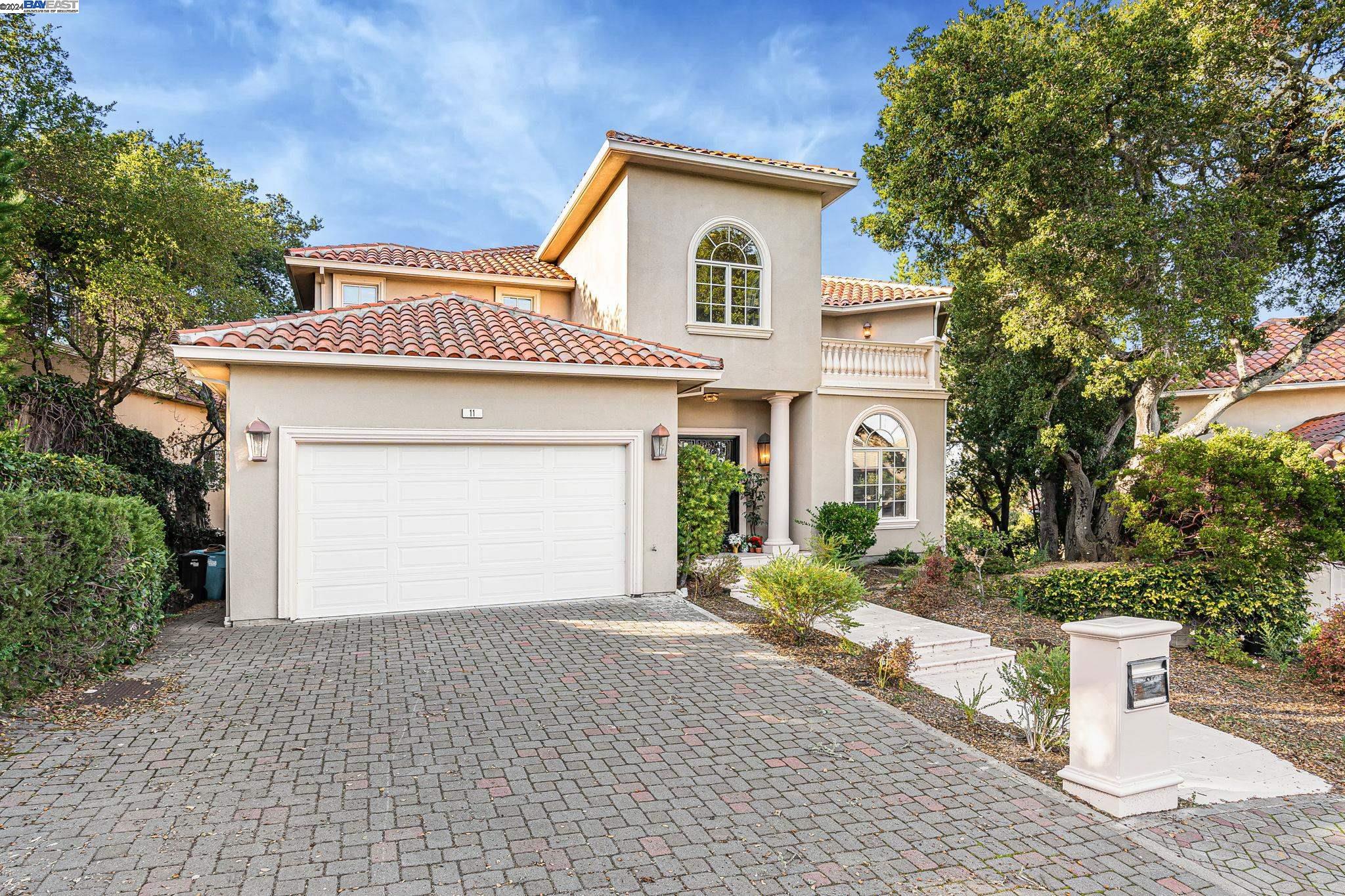 Detail Gallery Image 1 of 60 For 11 La Strada, Burlingame,  CA 94010 - 5 Beds | 4/1 Baths