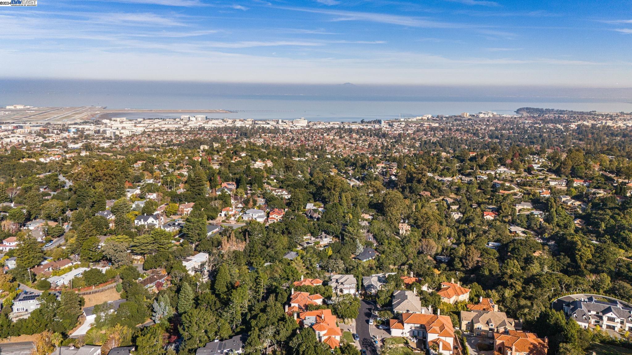 Detail Gallery Image 11 of 60 For 11 La Strada, Burlingame,  CA 94010 - 5 Beds | 4/1 Baths